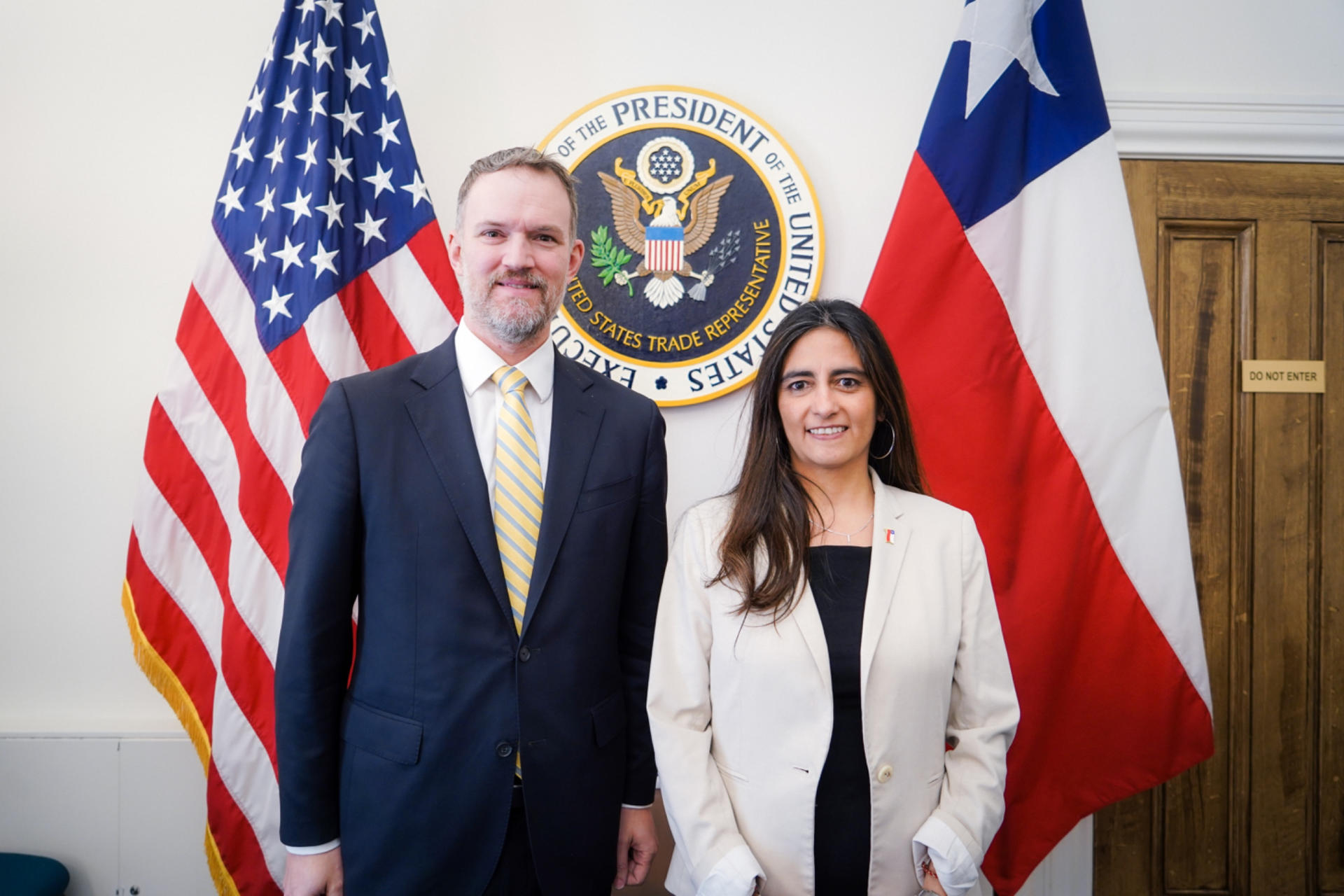 Fotografía cedida por la Subsecretaria de Relaciones Económicas internacionales de Chile de su subsecretaria, Claudia Sanhueza, posando junto al jefe de la Oficina del Representante Comercial de EE.UU, Jamieson Greer, durante una reunión bilateral, este miércoles en Estados Unidos. EFE/ SUBREI /SOLO USO EDITORIAL NO VENTAS/SOLO DISPONIBLE PARA ILUSTRAR LA NOTICIA QUE ACOMPAÑA (CRÉDITO OBLIGATORIO)