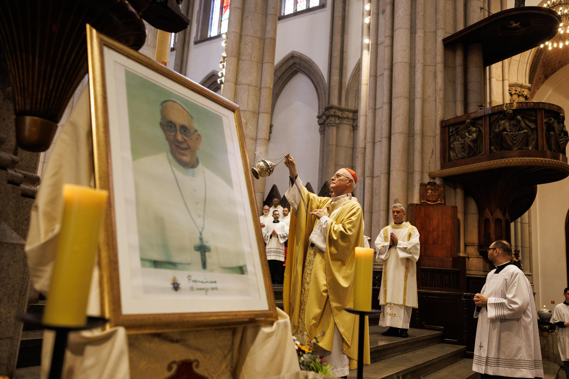 El arzobispo de São Paulo, cardenal Odilo Scherer (c), celebra una misa en honor al papa Francisco este lunes, en la Catedral Metropolitana de la Sé, en el centro de la ciudad de São Paulo (Brasil). EFE/ Isaac Fontana