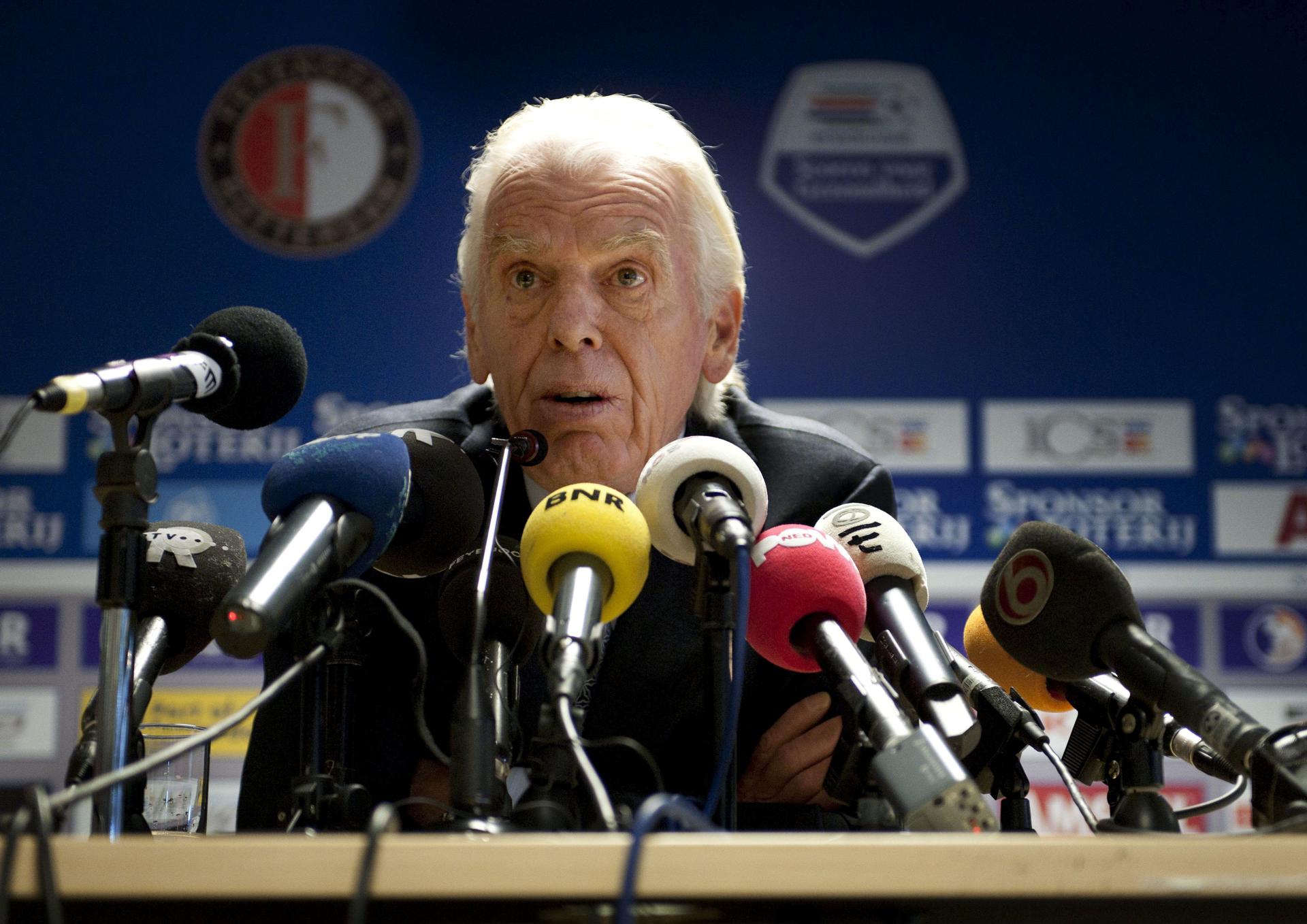 Fotografía de archivo, tomada el 25/10/2010, del neerlandés Leo Beenhakker, que falleció este jueves a la edad de 82 años, durante su etapa como director técnico del Feyenoord. EFE/Archivo/Robert Vos