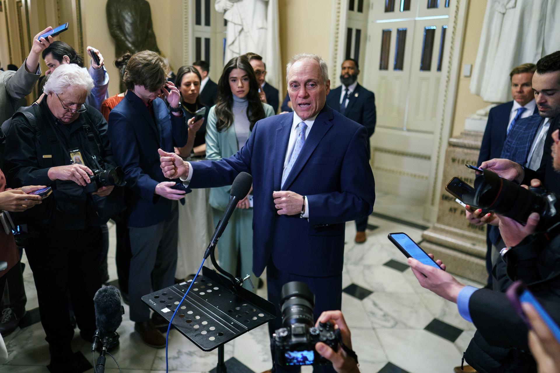 El líder de la mayoría de la Cámara de Representantes de EE. UU., Steve Scalise (C), habla con los medios en el Capitolio, en Washington, DC, EE.UU., el 10 de abril de 2025. EFE/WILL OLIVER