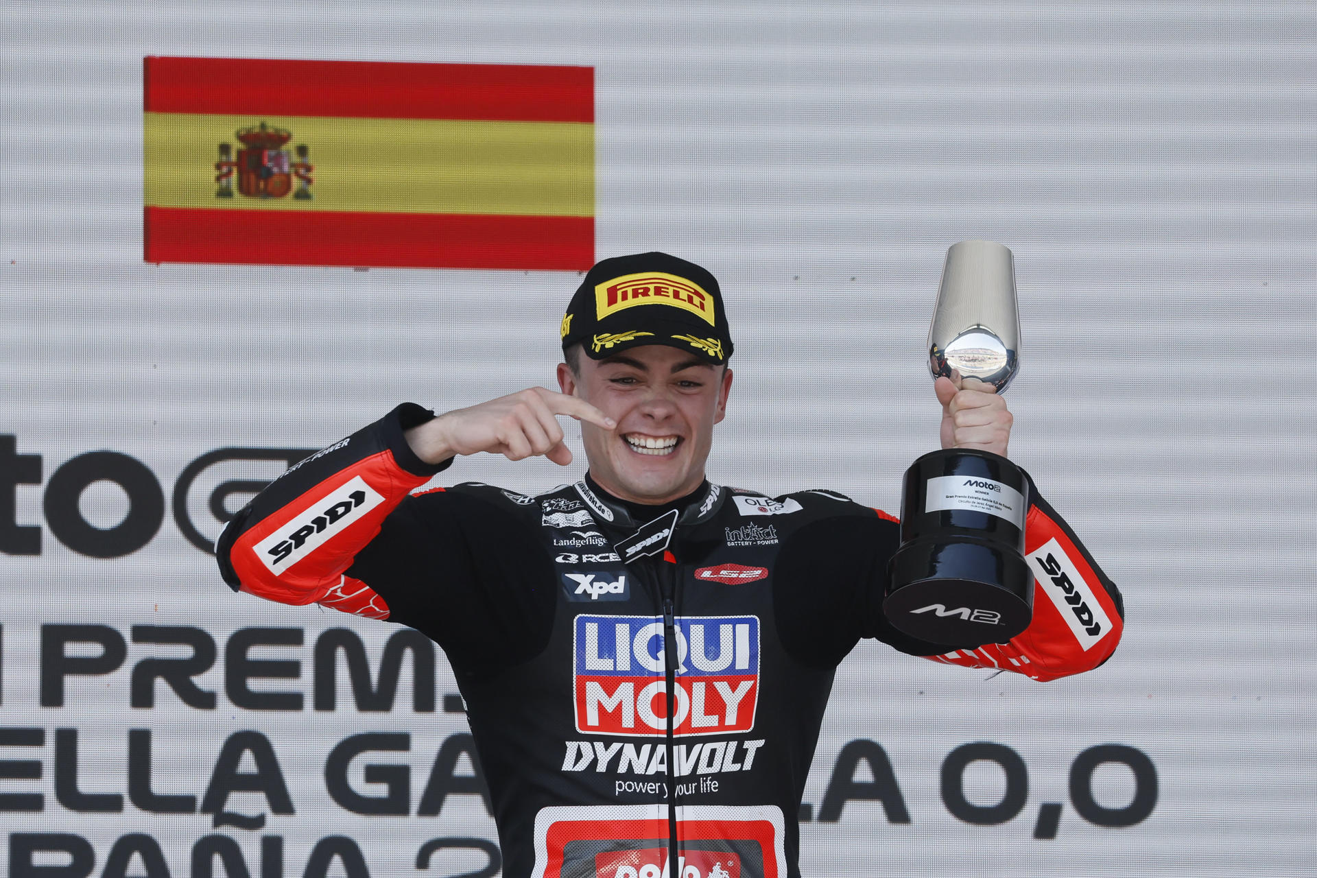 El piloto español Manuel González, del equipo Liqui Moly Dynavolt Intact GP, celebra su victoria en la carrera de Moto2 del Gran Premio de España MotoGP 2025 en el circuito 'Ángel Nieto' de Jerez de la Frontera. EFE/ Jose Manuel Vidal