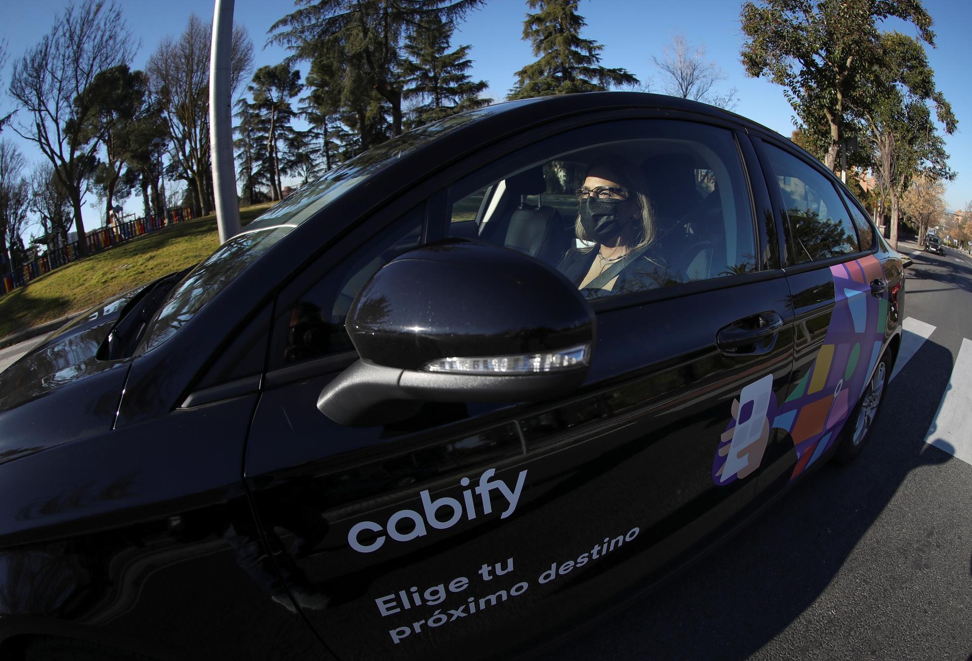 Fotografía de archivo en donde se ve un auto con un logo de Cabify. EFE/Mariscal