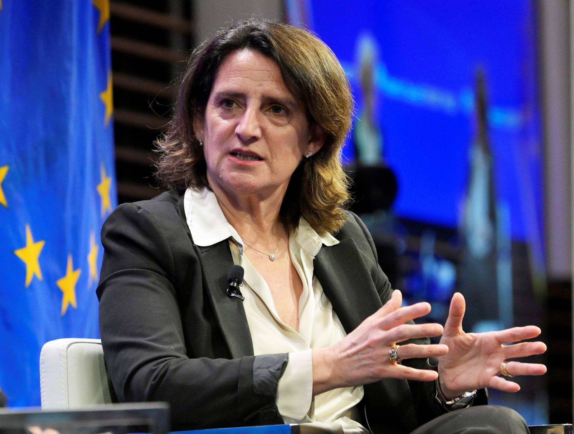 La vicepresidenta ejecutiva de la Comisión Europea y comisaria de Competencia, Teresa Ribera, habla durante un evento celebrado el 3 de abril de 2025 en el Atlantic Council de Washington (EE.UU.). EFE/Lenin Nolly