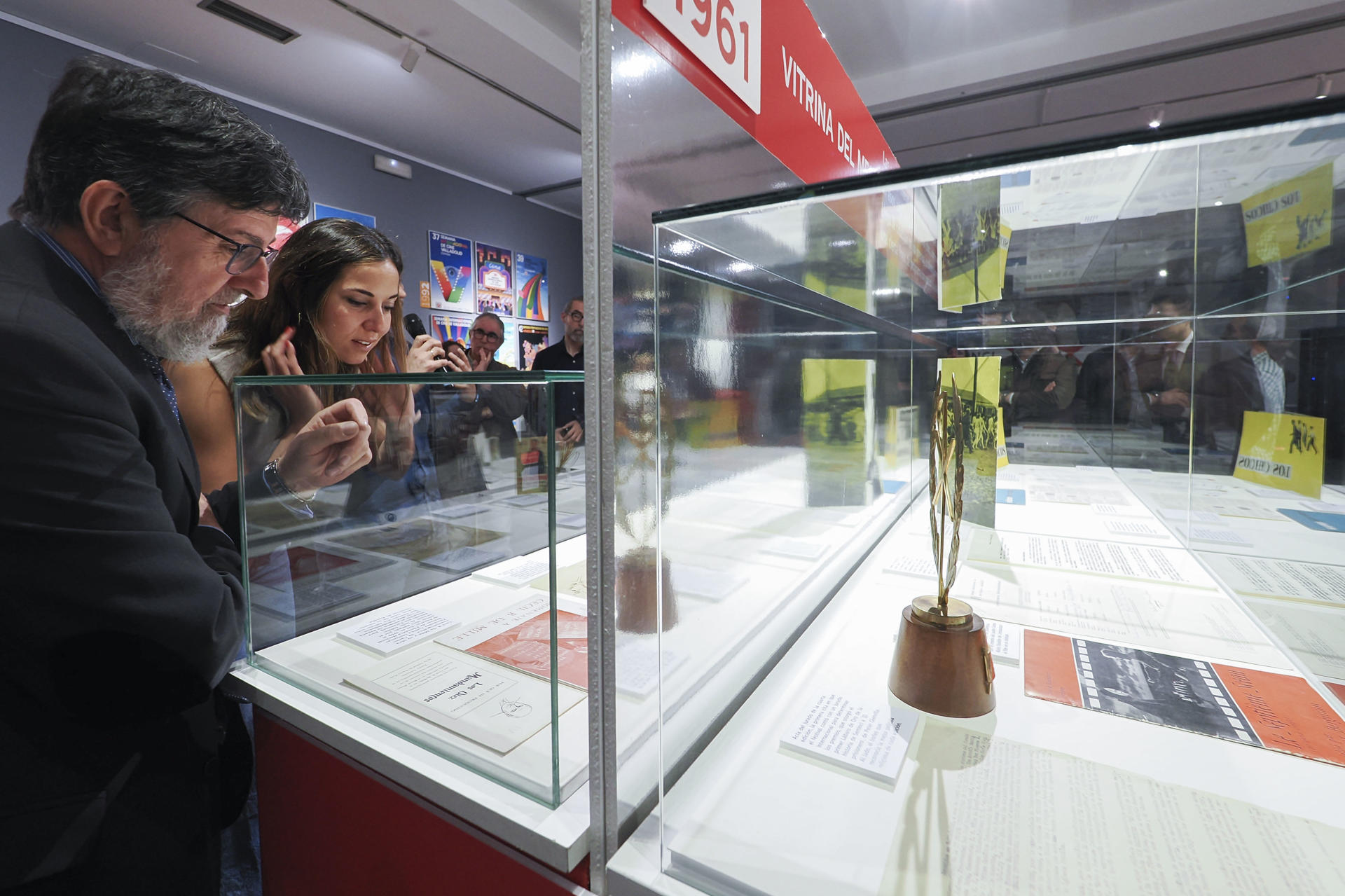 La Seminci inaugura 'La Vitrina del mes', proyecto expositivo que propone un recorrido por las historias de la Semana Internacional de Cine de Valladolid a través de sus objetos y documentos. EFE/R. GARCÍA.
