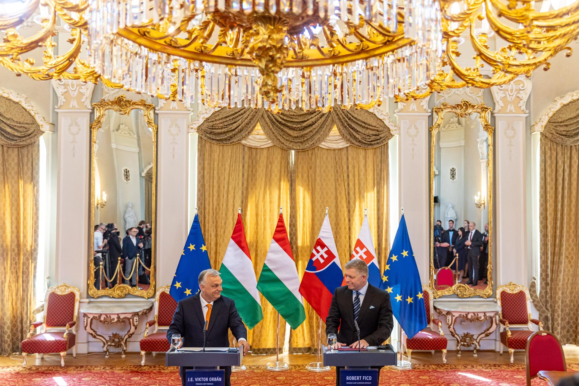 El primer ministro húngaro Viktor Orban (I) y el primer ministro eslovaco Robert Fico (D) asisten a una conferencia de prensa conjunta tras una reunión en Bratislava, Eslovenia, el 28 de abril de 2025. Hungría, Eslovaquia EFE/EPA/MARTIN DIVISEK