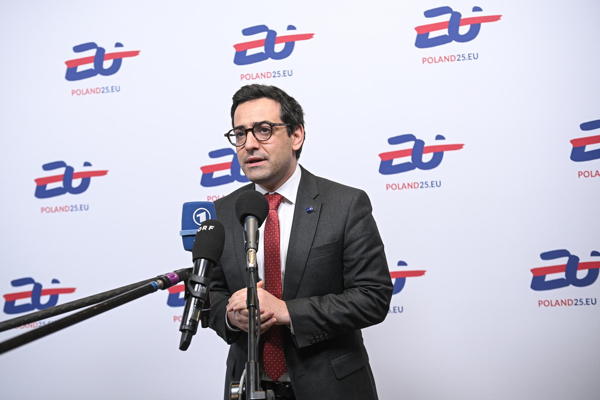 Warsovia (Poland), 12/04/2025.- El vicepresidente de la Comisión Europea y comisario de Prosperidad y Estrategia Industrial, Stephane Sejourne, se dirige a la prensa durante la reunión informal de la Ecofin en Varsovia. (Polonia, Varsovia) EFE/EPA/MARCIN OBARA POLAND OUT
