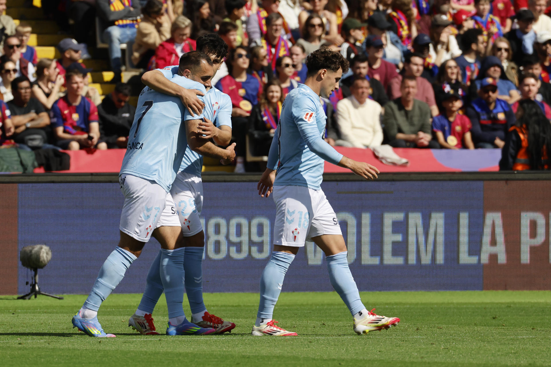 El delantero del Celta de Vigo, Borja Iglesias (i) celebra su gol ante el FC Barcelona durante el partido de la jornada 32 de LaLiga EA Sports que FC Barcelona y Celta de Vigo disputaron en el estadio olímpico Lluís Companys en Barcelona. EFE/ Marta Perez