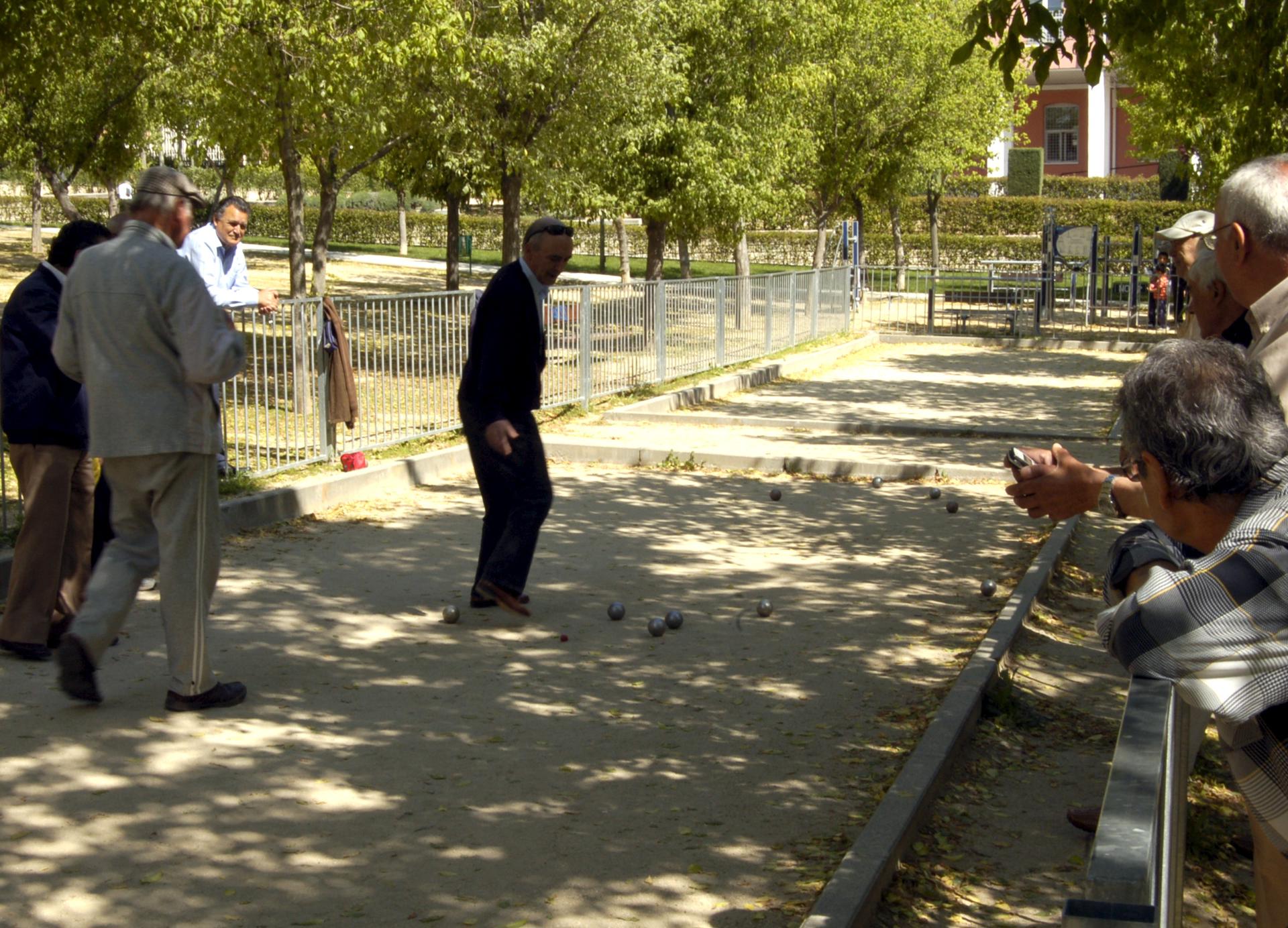 Imagen de archivo de un grupo de jubilados jugando a la petanca. EFE/ J. Benet