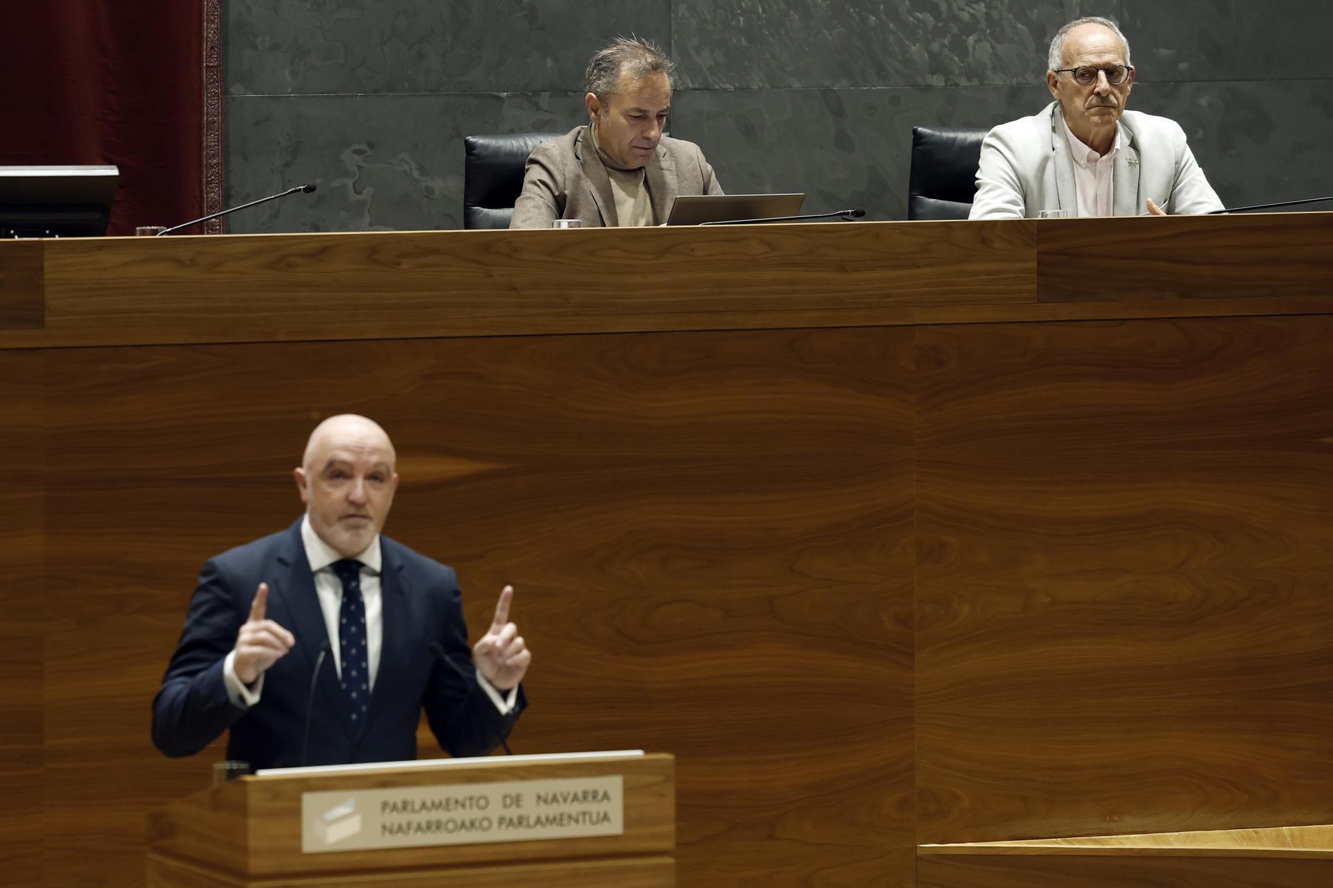 El Pleno del Parlamento foral ha rechazado, con los votos en contra de PSN, EH Bildu, Geroa Bai y Contigo-Zurekin y los apoyos de UPN, PPN, Grupo Mixto y no adscrita, una proposición de UPN para modificar las condiciones de acceso a la docencia e impedir que la ejerzan en centros públicos de Navarra expresos de ETA. El recién elegido secretario segundo de la Mesa, Adolfo Araiz (EH Bildu), escucha la intervención del portavoz de UPN, Javier Esparza, que defiende su postura. EFE/ Jesús Diges