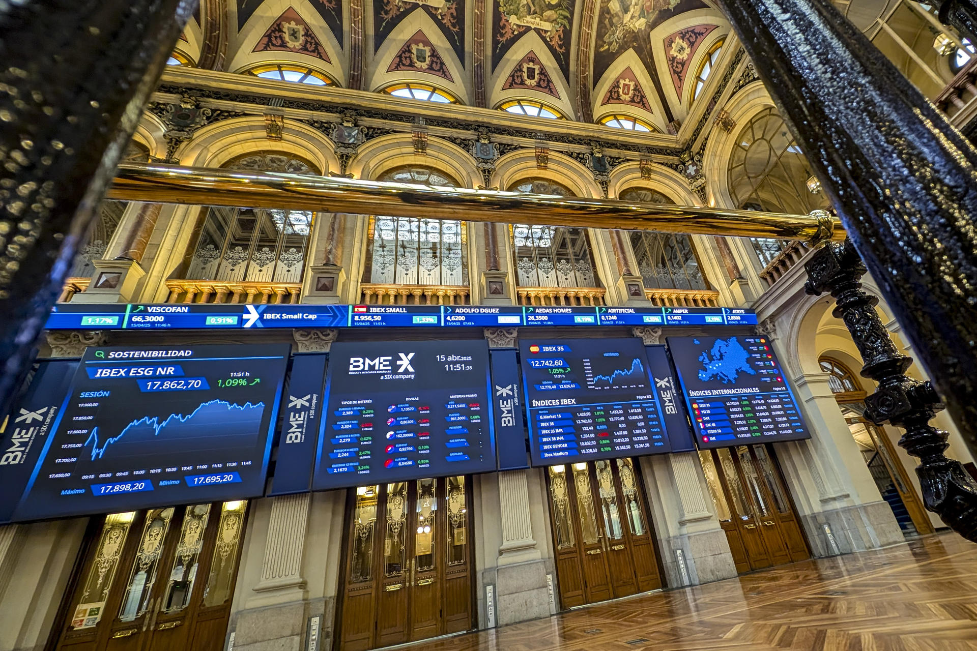 Imagen de este martes de la Bolsa de Madrid, que cierra con un fuerte ascenso del 2,14 % y supera el umbral de los 12.800 puntos, hasta situarse en los 12.879,3 enteros. EFE/ Vega Alonso del Val