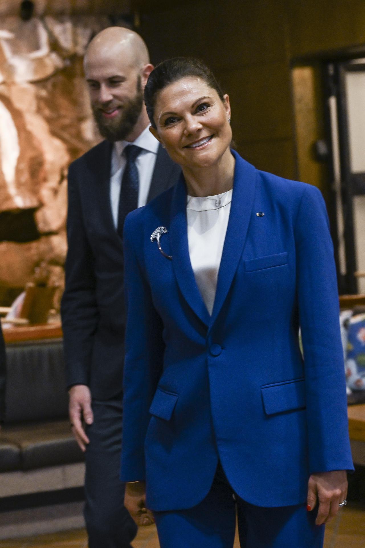 La Princesa Heredera de Suecia, Victoria, y el Ministro de Defensa Civil, Carl-Oskar Bohlin, asisten a una reunión en el centro de cooperación y cultural Hanaholmen para Suecia y Finlandia durante su visita a Helsinki, Finlandia, el 23 de abril de 2025. La Princesa Heredera Victoria está en una visita de dos días a Helsinki centrada en la defensa y la preparación ante crisis. (Finlandia, Suecia) EFE/EPA/KIMMO BRANDT