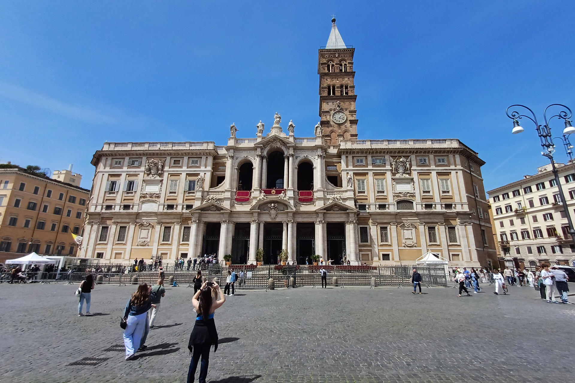Vista general de la basílica de Santa María la Mayor de Roma, templo en el que será enterrado el papa Francisco. El papa Francisco ha fallecido este lunes a las 7.35 horas (5.35 GMT) en su residencia de la Casa Santa Marta, anunció en un vídeo mensaje el camarlengo, el cardenal Kevin Joseph Farrel, tras más de dos meses de problemas respiratorios que le mantuvieron hospitalizado durante 38 días en la capital italiana. Ahora, tras el anuncio, la Santa Sede, mediante la congregación de cardenales, deberá estipular los plazos para su funeral y sepultura para, después, en el plazo de un máximo de 20 días, la celebración del cónclave para elegir a un sucesor. EFE/ Joan Mas