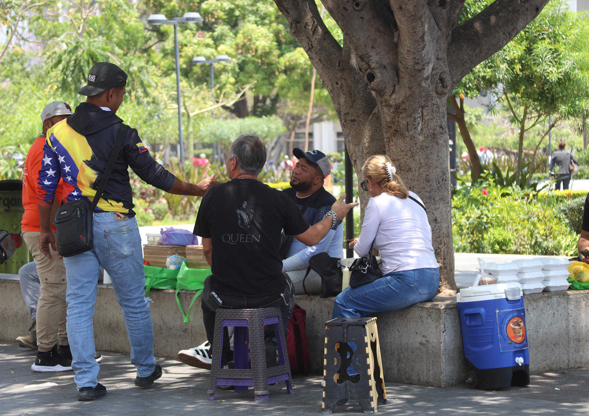 Migrantes ofrecen alimentos y productos a personas este viernes en el municipio de Tuxtla Gutiérrez en el estado de Chiapas (México). EFE/Carlos López