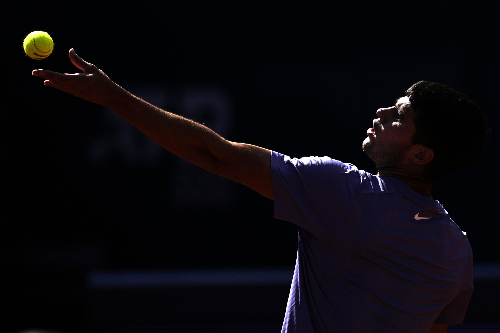 El tenista español Carlos Alcaraz devuelve una bola durante su partido de octavos de final contra el serbio Laslo Djere en el Barcelona Open Banc Sabadell. EFE/Alejandro García