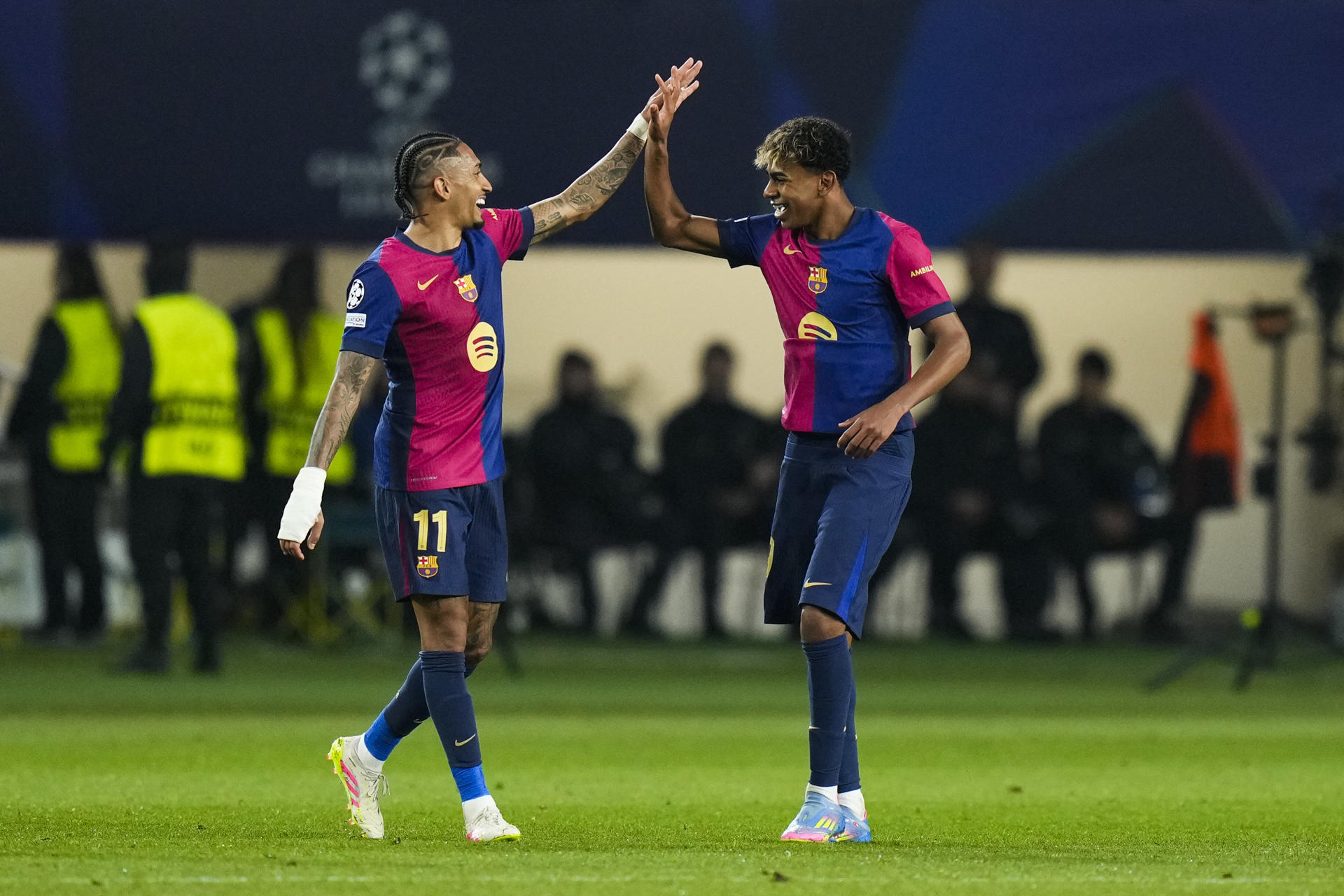 Los jugadores del FC Barcelona, el brasileño Raphinha (i) y Lamine Yamal, celebran el cuarto gol de su equipo ante el Borussia Dortmund. EFE / Siu Wu.