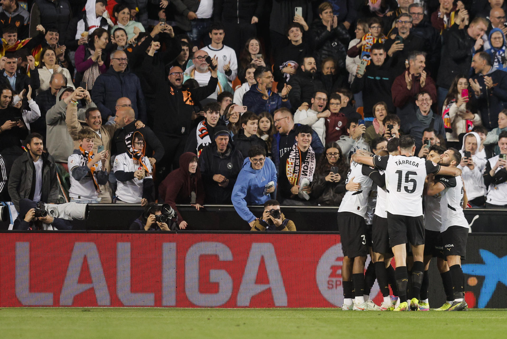 Los jugadores del Valencia celebran el primer gol del equipo anotado por Javier Guerra durante el partido de Liga disputado este viernes en el estadio de Mestalla. EFE/Kai Forsterling
