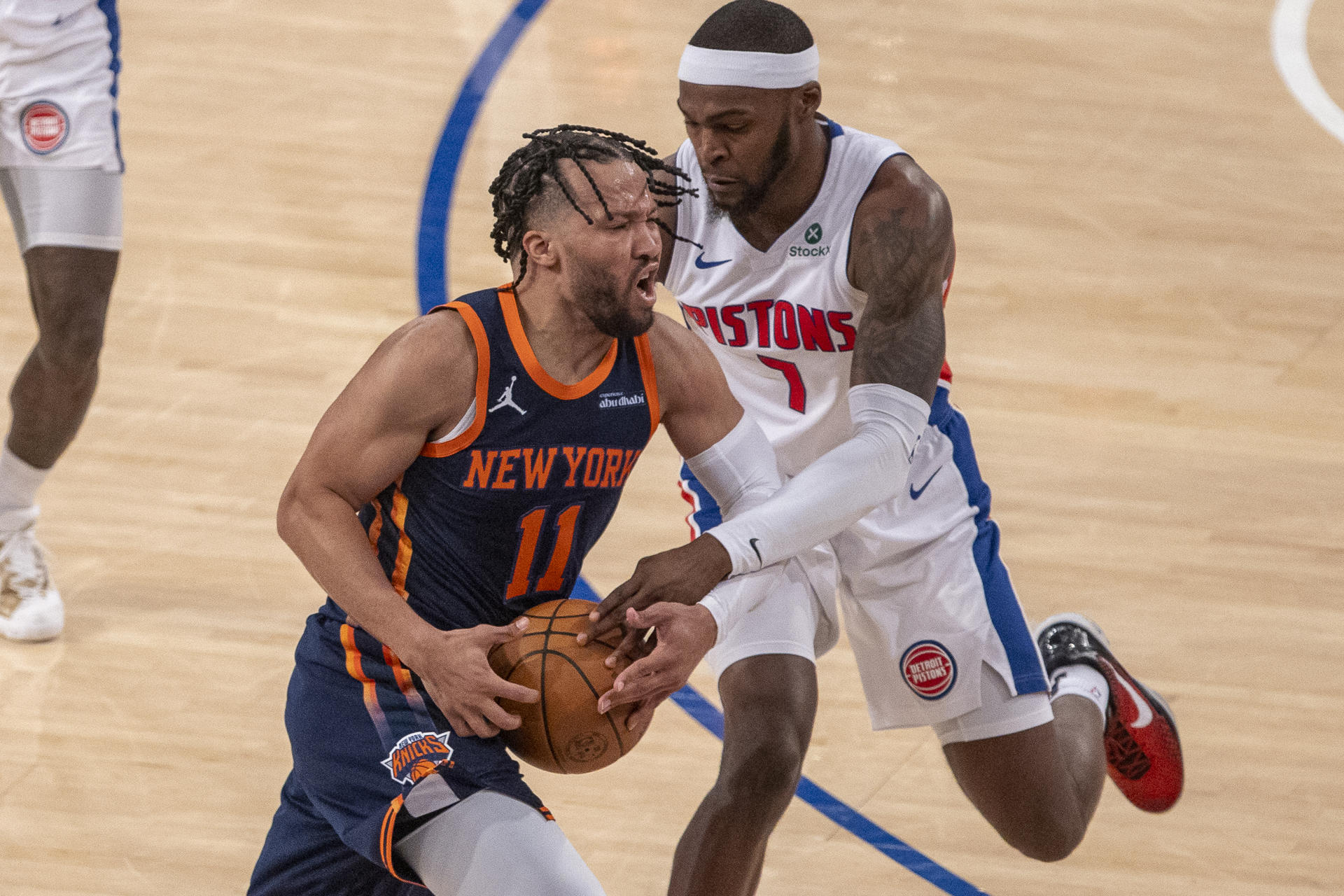 Jalen Brunson (i) de New York Knicks disputa el balón con Paul Reed de los Detroit Pistons durante un partido de la NBA entre New York Knicks y Detroit Pistons. EFE/ Ángel Colmenares