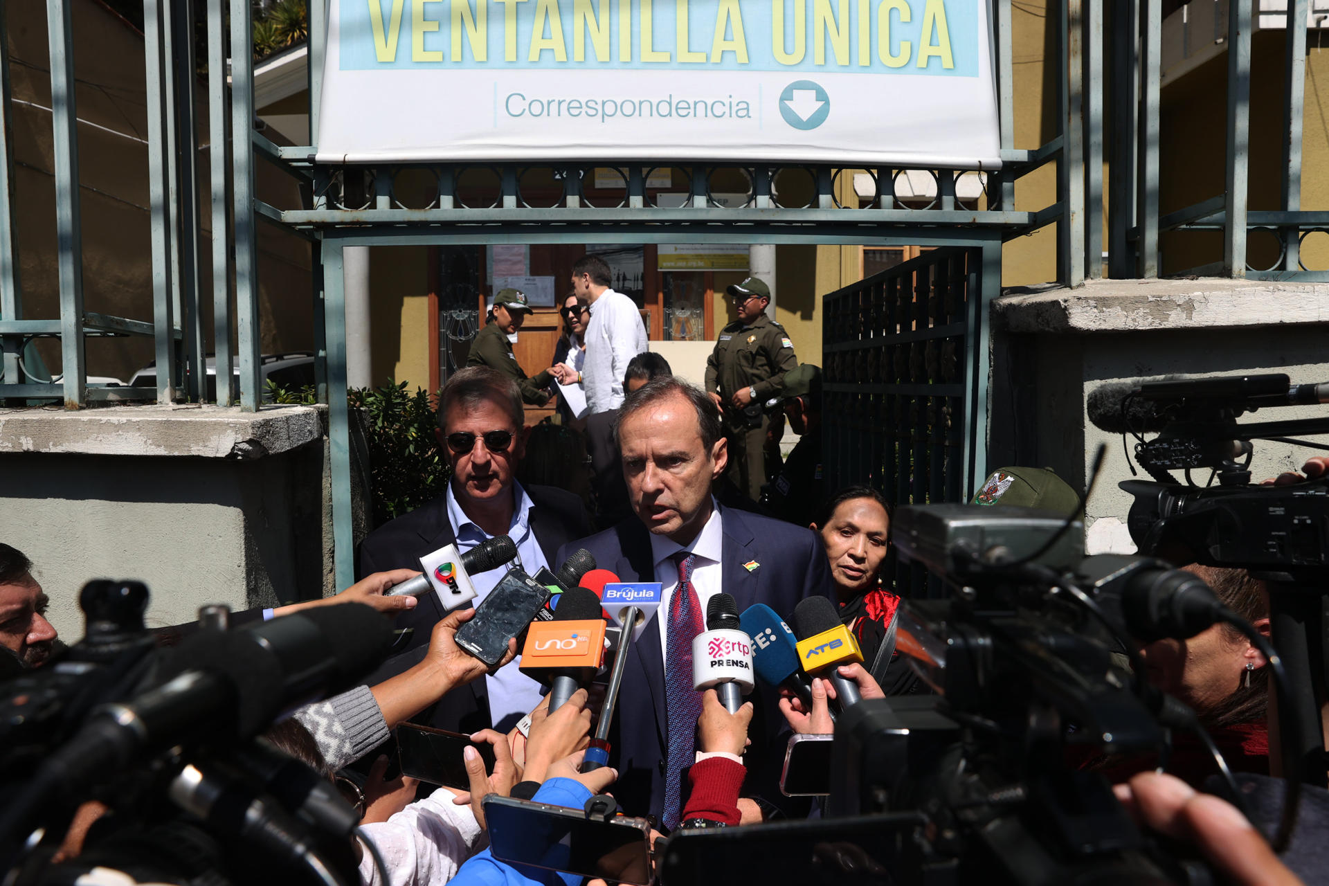 El expresidente boliviano Jorge 'Tuto' Quiroga (2001-2002) habla con la prensa frente al Tribunal Supremo Electoral (TSE) este 16 de abril de 2025, en La Paz (Bolivia). EFE/ Luis Gandarillas