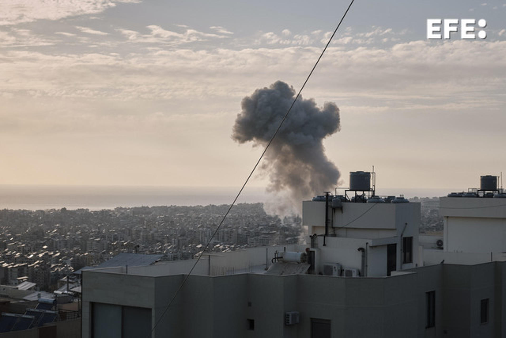 Una columna de humo se eleva sobre el barrio de Al Yamous, en los suburbios del sur de Beirut, tras el ataque aéreo ejecutado por Israel y tras una serie de bombardeos de advertencia, poco después de ordenar la evacuación de un edificio en la zona. Israel efectuó este domingo al menos tres "bombardeos de advertencia" contra las inmediaciones de un edificio ubicado en los suburbios del sur de Beirut, conocidos como el Dahye, apenas media hora después de que el Ejército israelí emitiera una orden de evacuación para los residentes de la zona. EFE/ Edgar Gutiérrez
