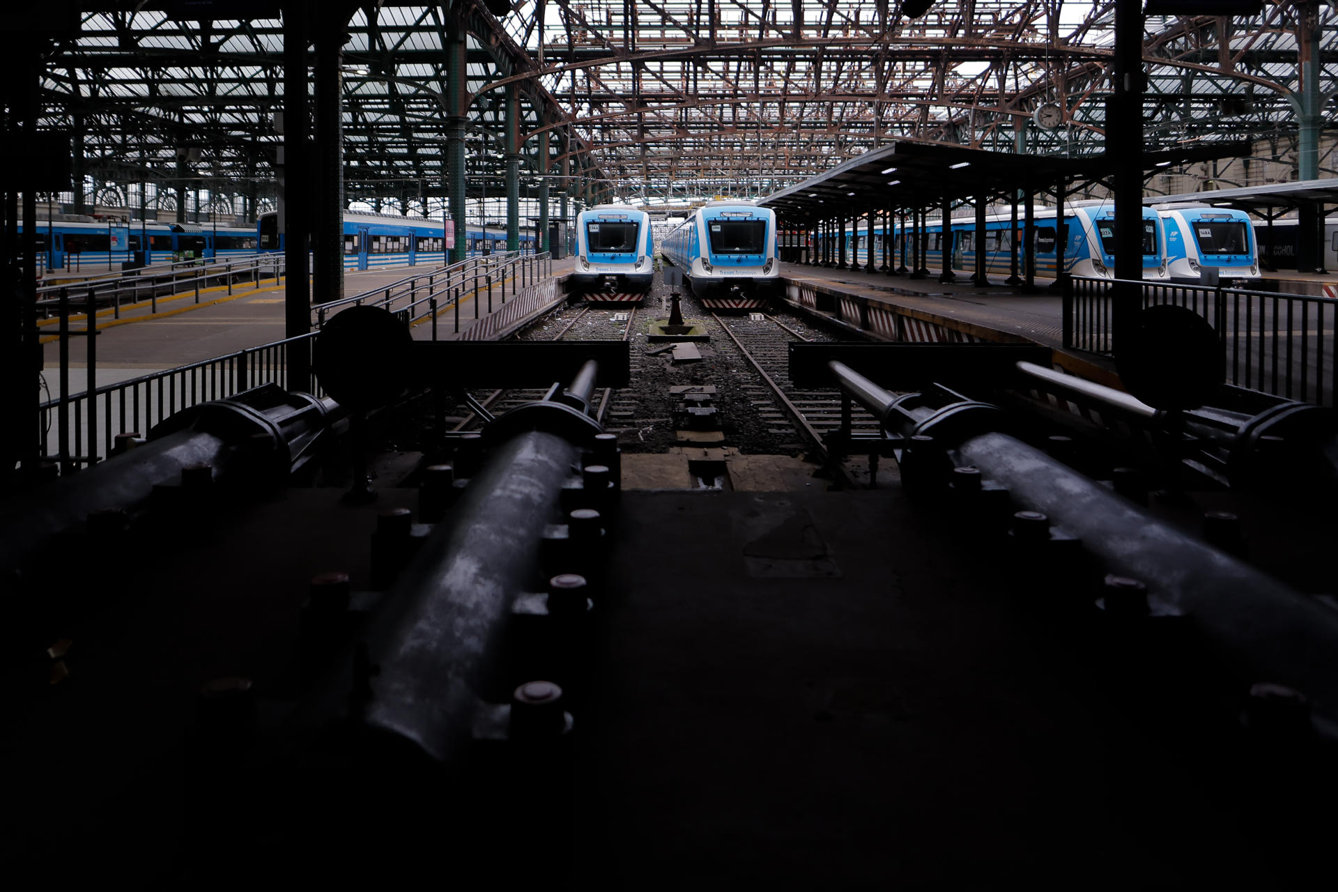 Fotografía de la estación ferroviaria de Constitución este jueves, durante un paro nacional en la ciudad de Buenos Aires (Argentina). EFE/ Juan Ignacio Roncoroni