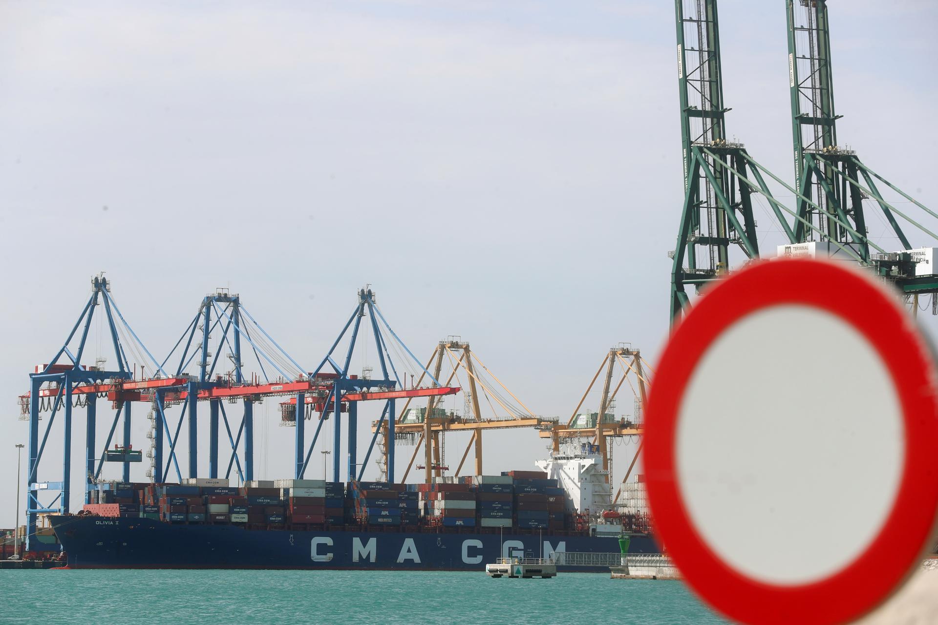 Imagen de archivo de operaciones portuarias en el puerto de Valencia.EFE/Kai Försterling