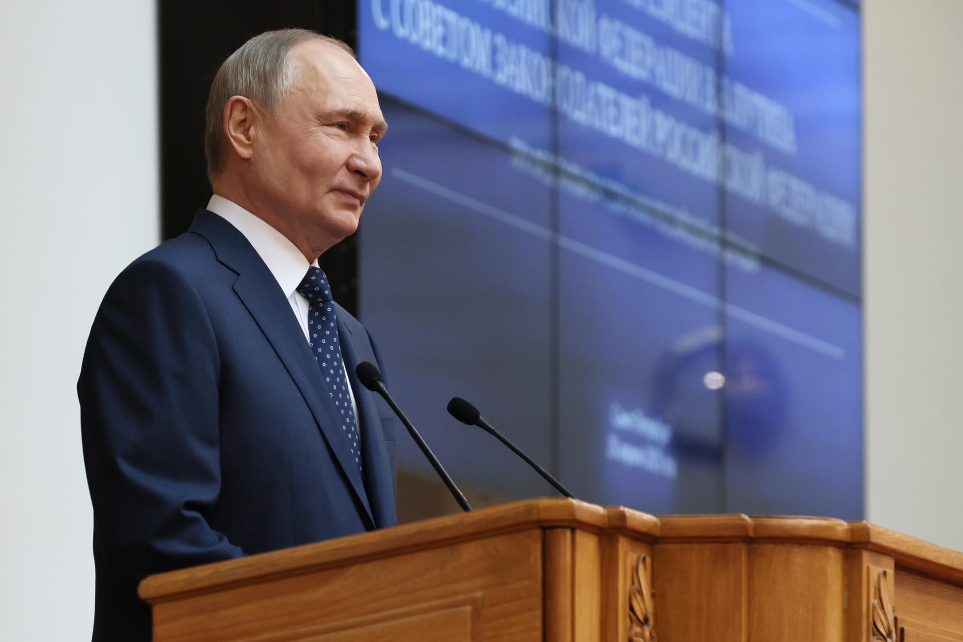 El presidente ruso Vladimir Putin pronuncia un discurso durante una reunión del Presidium del Consejo de Legisladores de Rusia en el Palacio Tauride en San Petersburgo, Rusia, el 28 de abril de 2025. (Rusia, San Petersburgo) EFE/EPA/MIKHAIL METZEL / SPUTNIK / PISCINA DEL KREMLIN CREDITO OBLIGATORIO