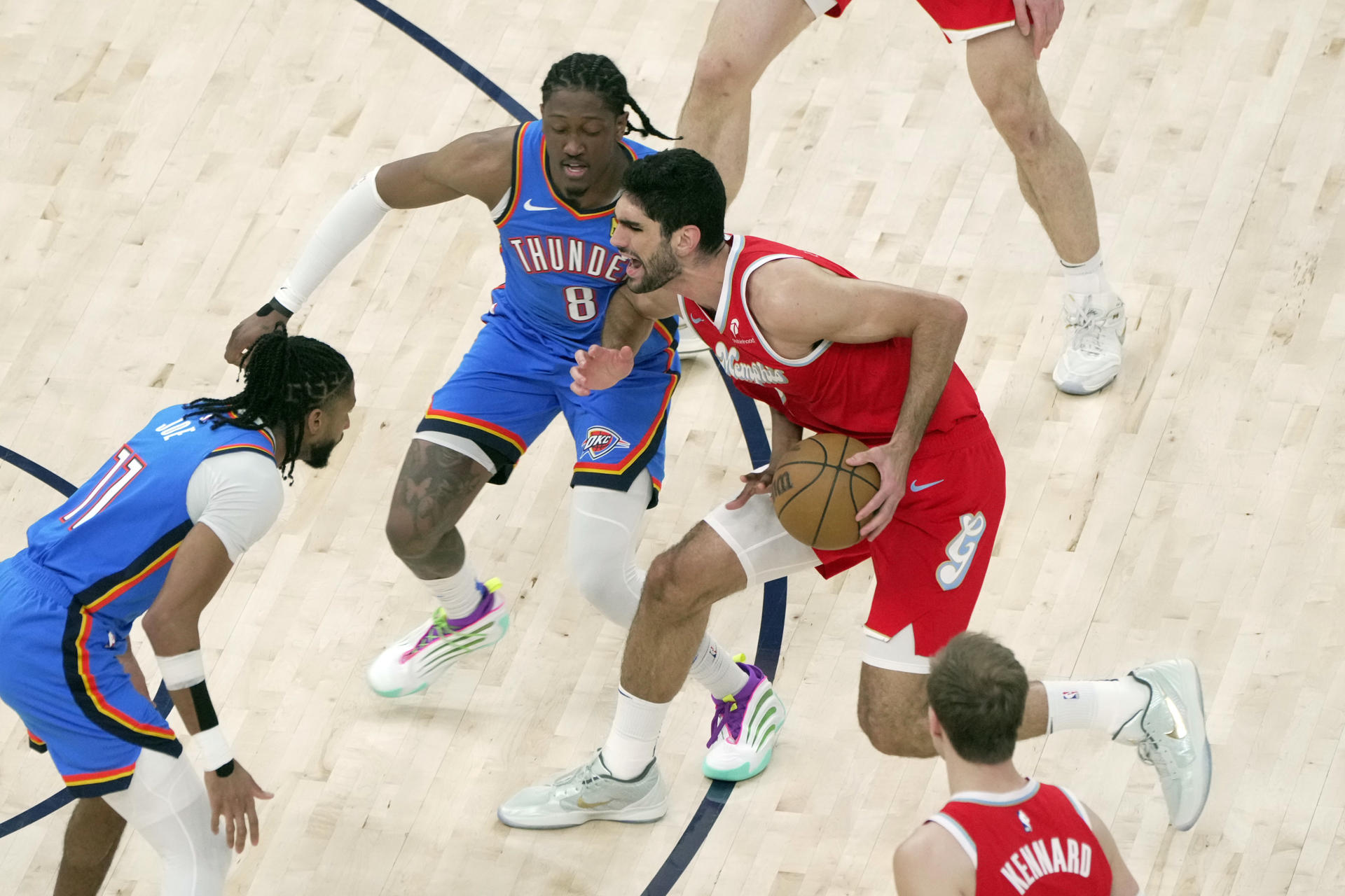 El español Santi aldama (d), de Memphis, disputa el balón con Jalen Williams (c) ,de Oklahoma, durante el partido en el FedEx Forum en Memphis (Estados Unidos). EFE/ Karen Pulfer Focht