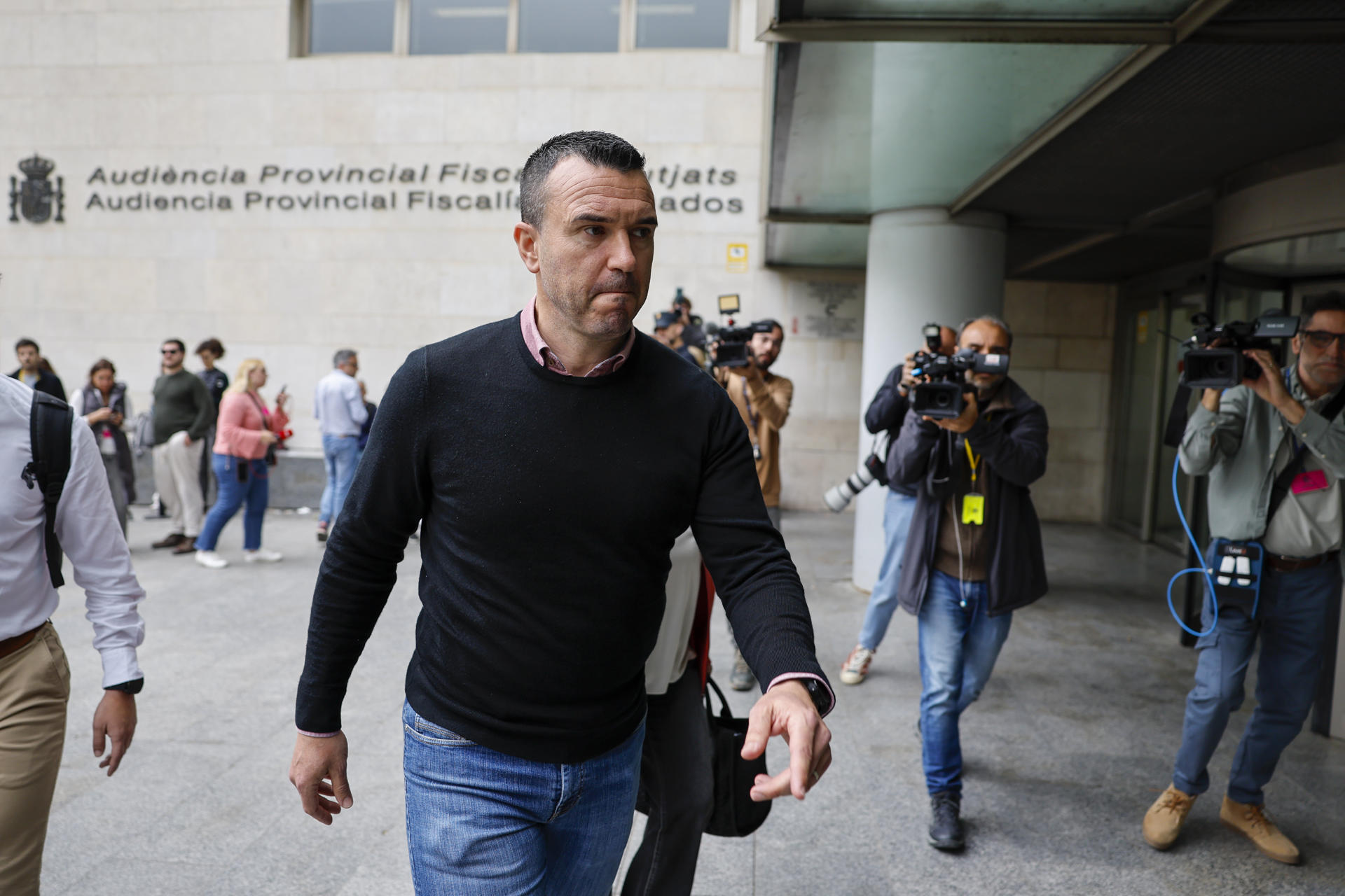 El presidente de la Diputación de Valencia, Vicent Mompó, a su llegada este lunes a los juzgado de València para declarar como testigo en la causa judicial abierta en el juzgado de Instrucción número 3 de Catarroja sobre la gestión de la emergencia causada por esa catástrofe en la provincia de Valencia. EFE/Ana Escobar
