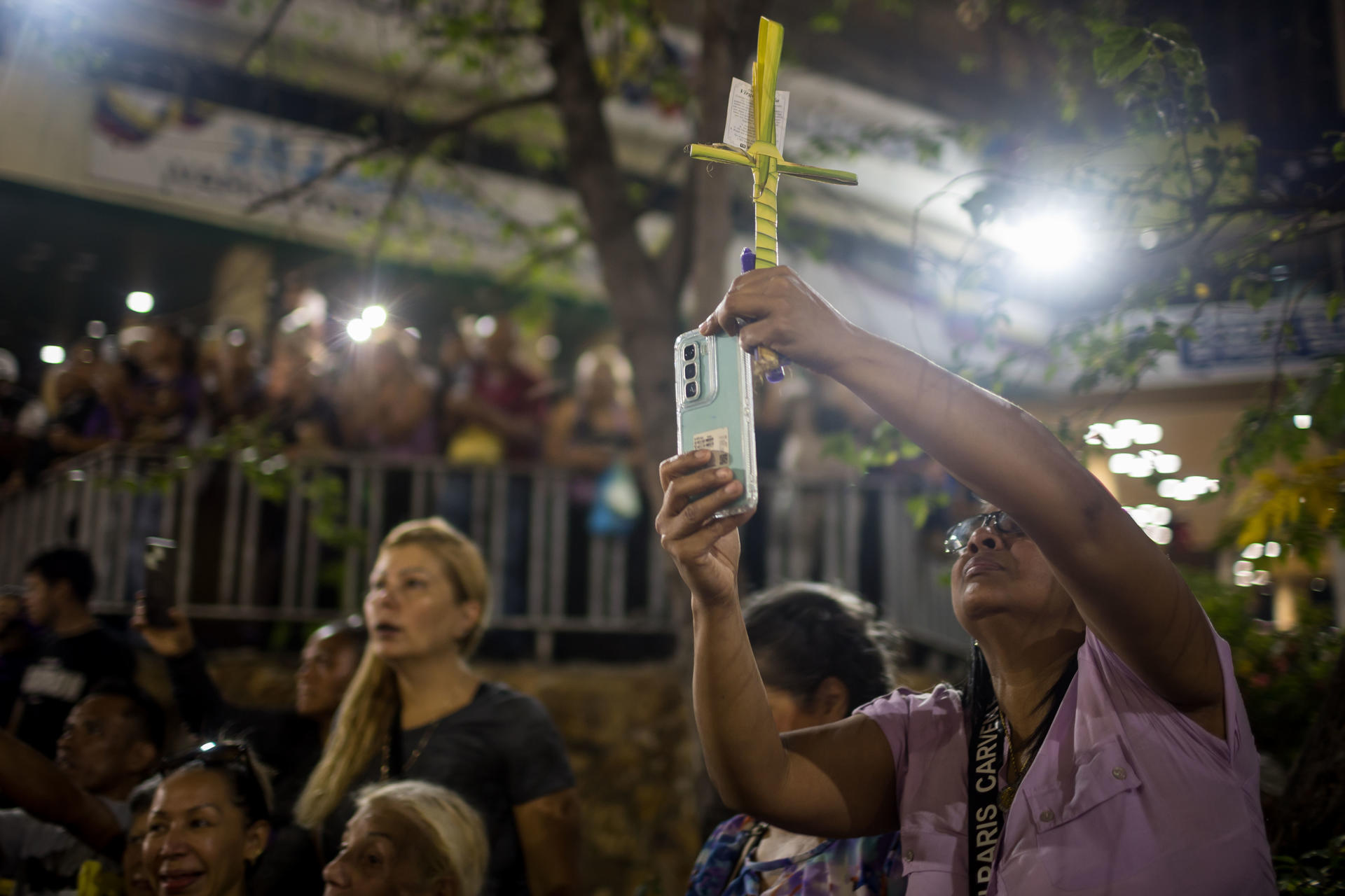 Personas participan durante una celebración tradicional de Semana Santa este miércoles, en Caracas (Venezuela). EFE/ Miguel Gutiérrez