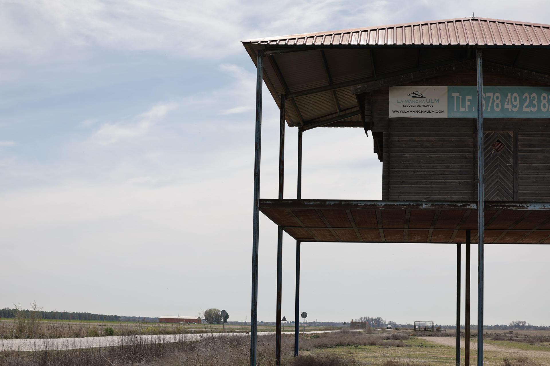 Aeródromo de La Villa de Don Fadrique (Toledo) de donde despegó el avión en el que viajaba el paracaidista de 52 años que ha muerto este martes al no abrírsele el paracaídas en un salto grupal que ha hecho junto a otros cuatro compañeros, que han aterrizado sin contratiempos. EFE/ Ismael Herrero