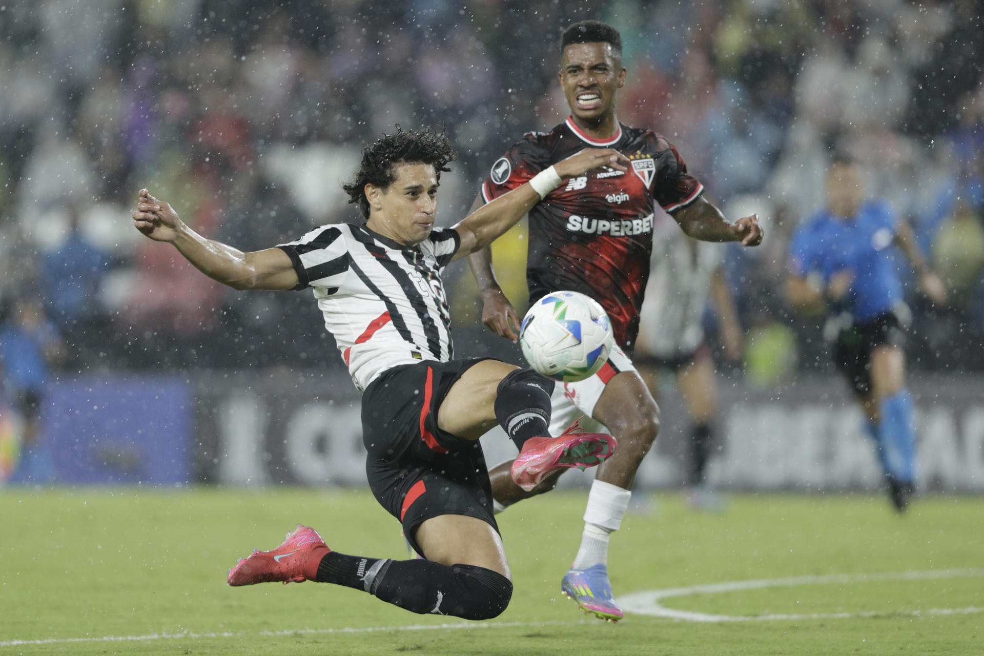 Adrian Alcaraz de Libertad golpea el balón en un partido de la fase de grupos de la Copa Libertadores. EFE/ Juan Pablo Pino