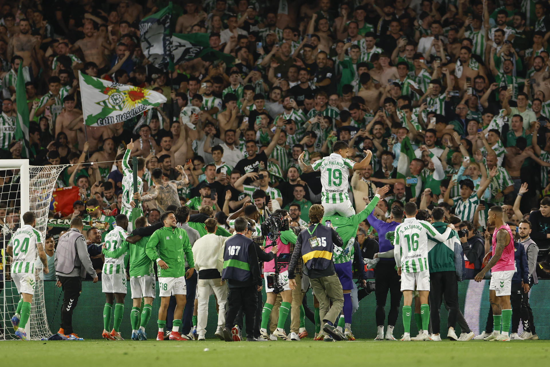 Los jugadores del Betis celebran la victoria con la afición tras el partido de la jornada 29 de LaLiga entre el Real Betis y el Sevilla FC, en el estadio Benito Villamarín.- EFE/ Julio Muñoz
