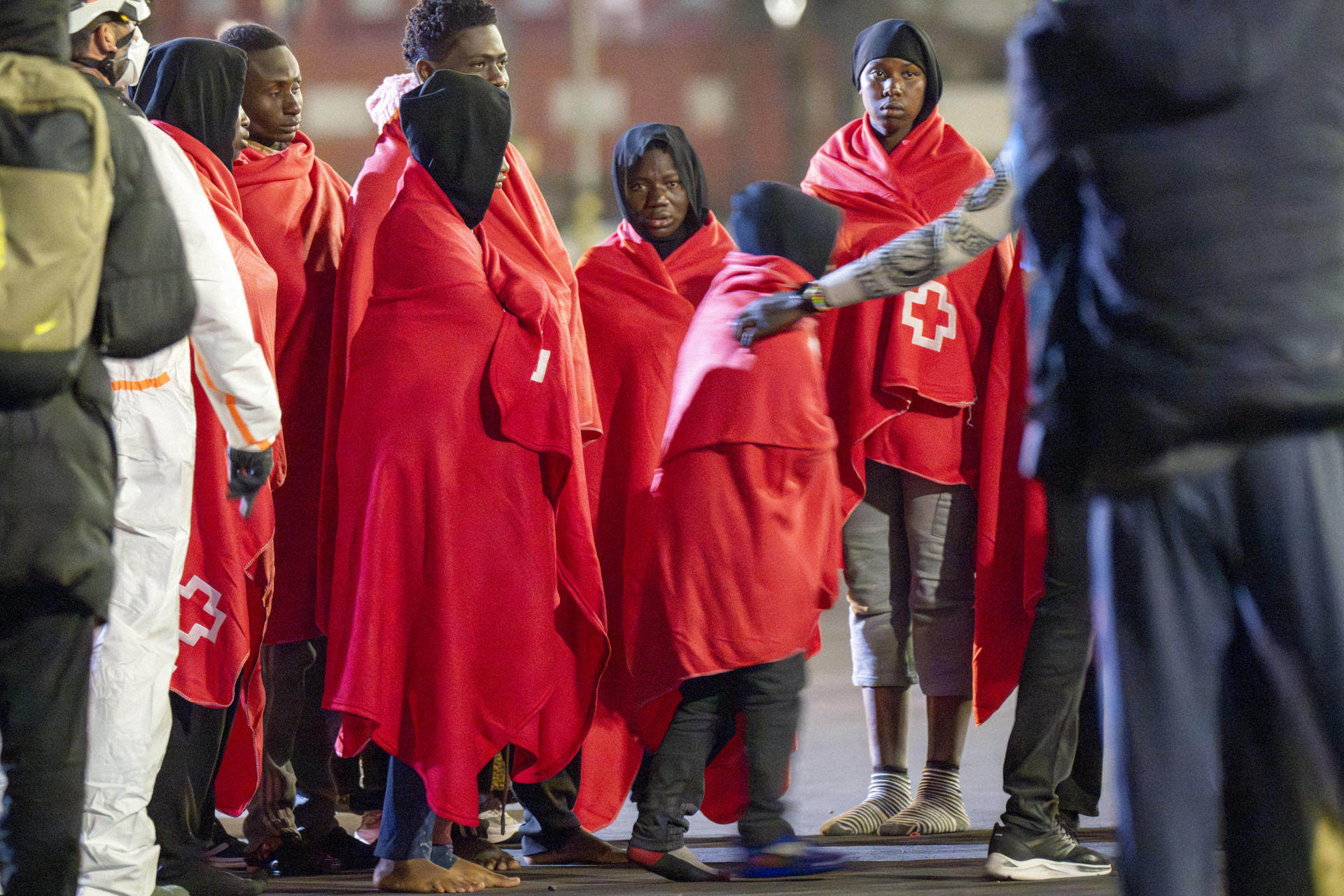 El buque de Salvamento Marítimo Salvamar Al Nair ha rescatado esta madrugada a 52 personas que viajaban en una embarcación en aguas cercanas a Fuerteventura y las ha trasladado a Puerto del Rosario, donde fueron atendidas por personal de Cruz Roja. EFE/ Carlos De Saá