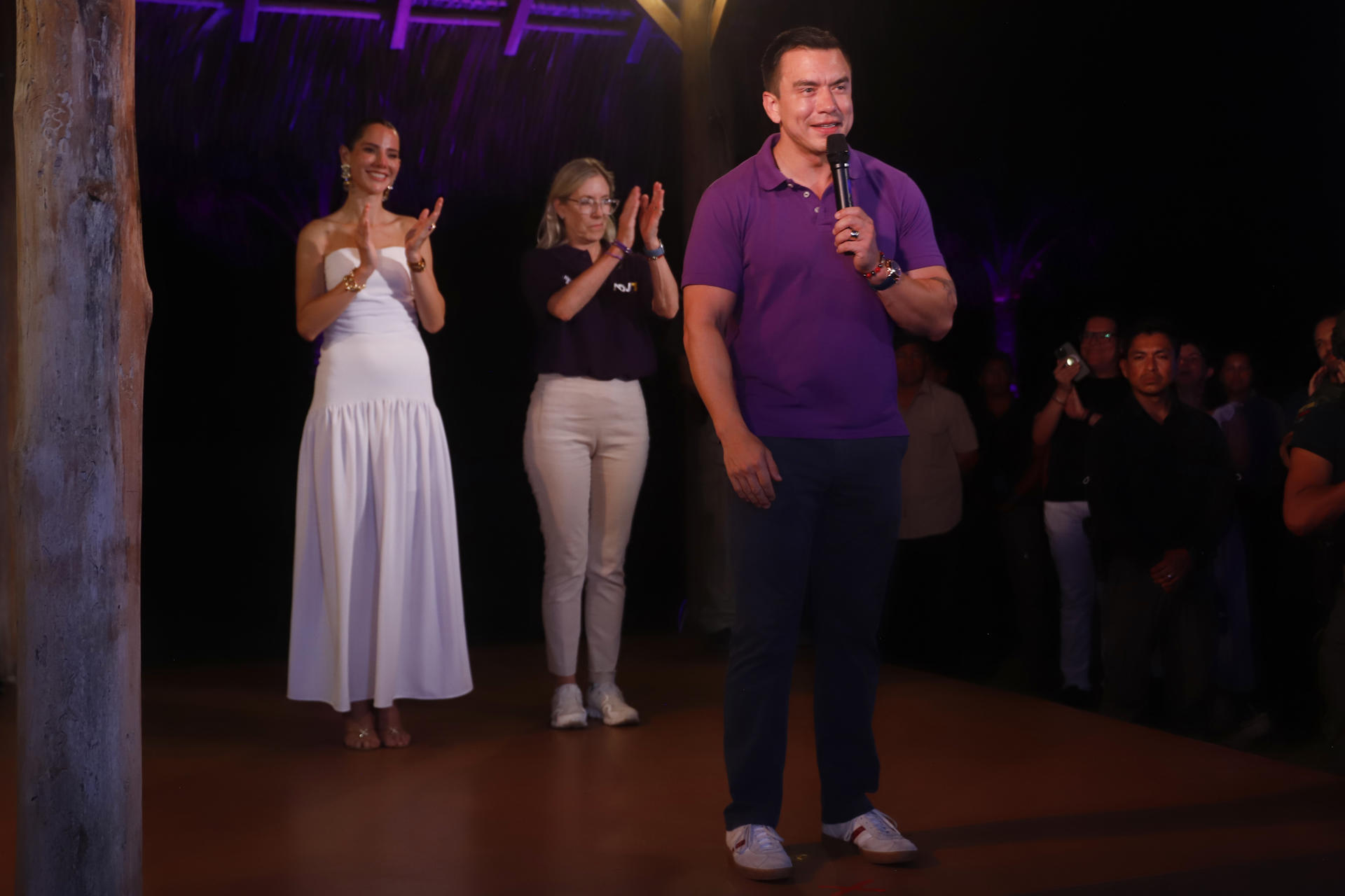 El reelecto presidente de Ecuador, Daniel Noboa (d), al hablar este domingo, 13 de abril, tras ganar la segunda vuelta de las elecciones presidenciales, junto a su esposa, Lavinia Valbonesi (i) y su madre, Annabella Azín Arce, en Olón (Ecuador). EFE/Carlos Durán