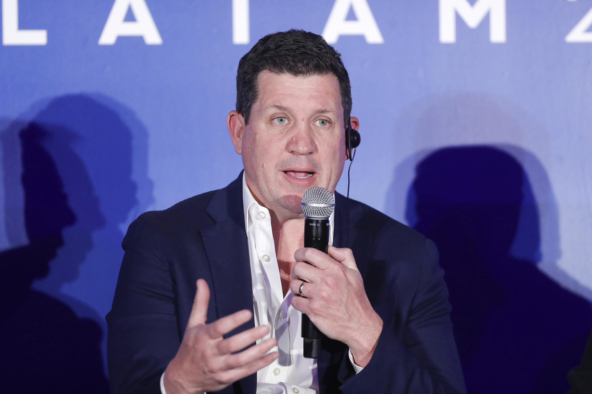El vicepresidente de ventas de Los Angeles Rams de la NFL, Jason Griffiths, habla en el Sports Summit México 2025 este miércoles, en Ciudad de México (México). EFE/ Isaac Esquivel.