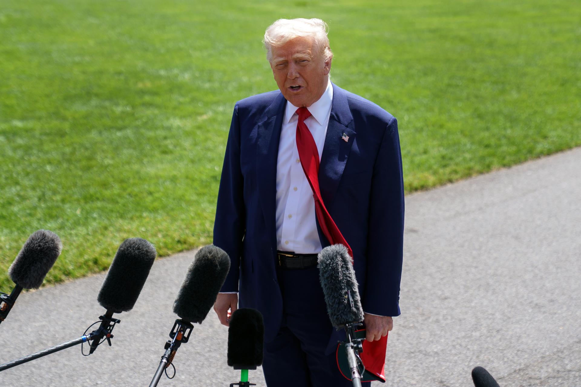 El presidente de EE. UU., Donald Trump, habla con los medios en el jardín sur de la Casa Blanca antes de partir hacia Michigan, en Washington, DC, este 29 de abril de 2025. EFE/EPA/Will Oliver