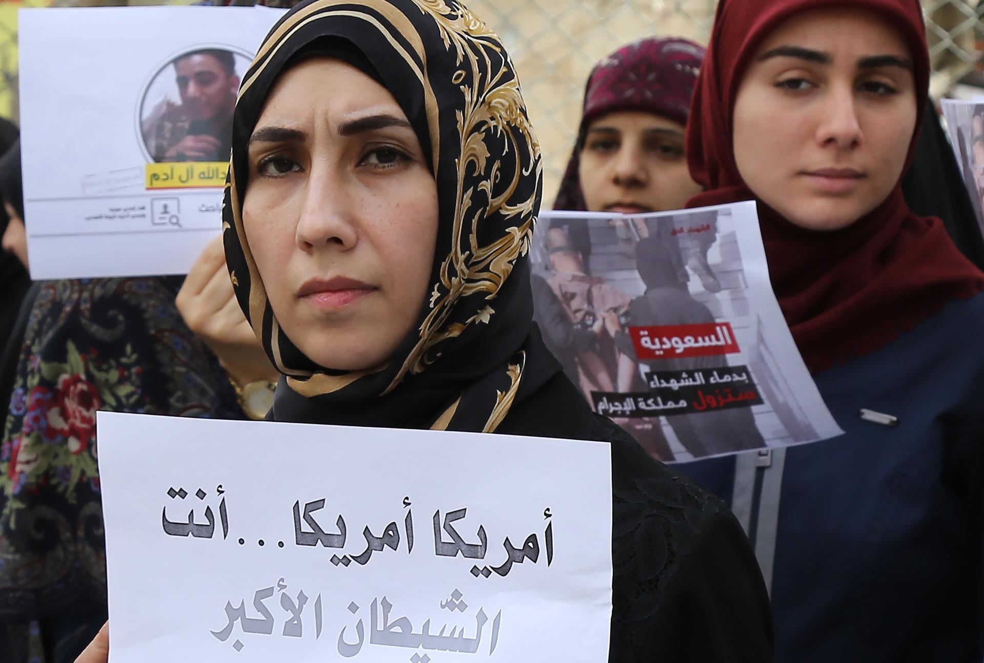 Foto archivo. Simpatizantes del grupo chií libanés Hizbulá (Partido de Dios) sostienen carteles en los que se lee "Muerte a América, muerte a Israel y muerte a Arabia Saudí". EFE/ Nabil Mounzer