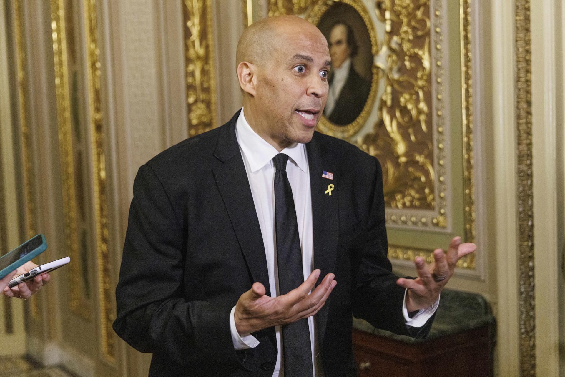 El senador estadounidense Cory Booker (demócrata de Nueva Jersey) habla con los medios fuera del pleno del Senado después de completar un filibusterismo récord de 25 horas y 5 minutos en oposición a la agenda del presidente estadounidense Trump en Washington, DC, EE. UU., el 1 de abril de 2025. EFE/EPA/AARON SCHWARTZ