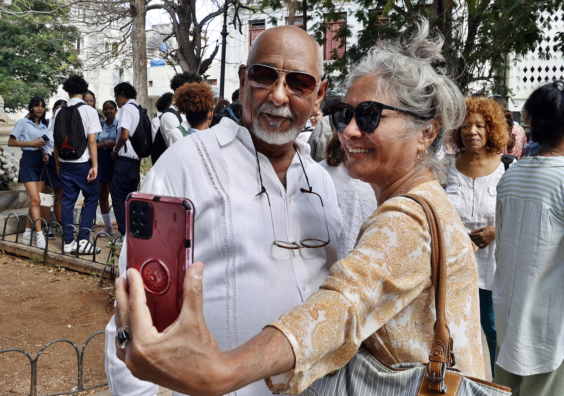 El escritor cubano Leonardo Padura posa para una foto este miércoles, en La Habana (Cuba). EFE/ Ernesto Mastrascusa
