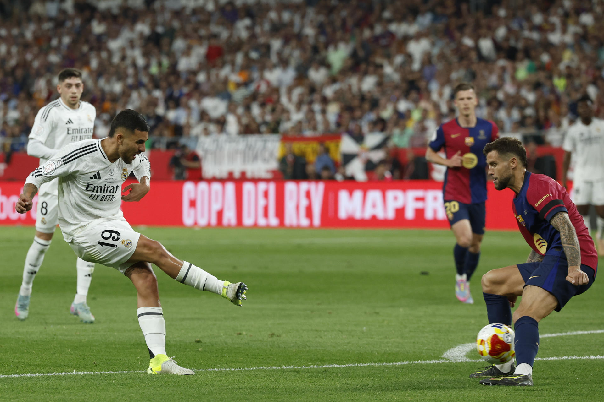 Dani Ceballos (i) centra el balón durante la final de la Copa del Rey ante el Barcelona, disputada el sábado en el estadio de La Cartuja, en Sevilla. EFE/Julio Muñoz