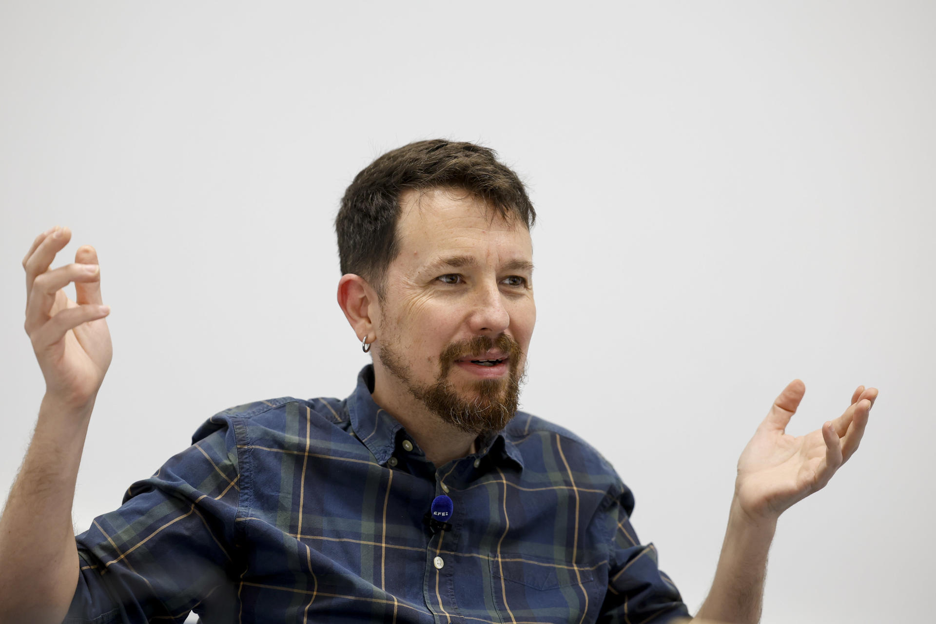 El exlíder de Podemos Pablo Iglesias en una entrevista con la Agencia EFE con motivo de la presentación de su libro 'Enemigos íntimos'. Iglesias afirma que la vicepresidenta segunda del Gobierno, Yolanda Díaz, está pagando las consecuencias de su "torpeza política" por haber prescindido de la formación morada, y cree que el grupo Sumar acabará desintegrándose y una parte de él acabará en Podemos. EFE/ Juan Carlos Hidalgo