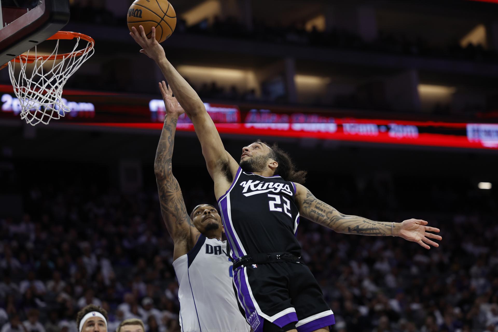 El escolta de los Sacramento Kings Devin Carter (D) entra a canasta ante el alero de los Dallas Mavericks P.J. Washington (I). EFE/EPA/JOHN G. MABANGLO SHUTTERSTOCK FUERA