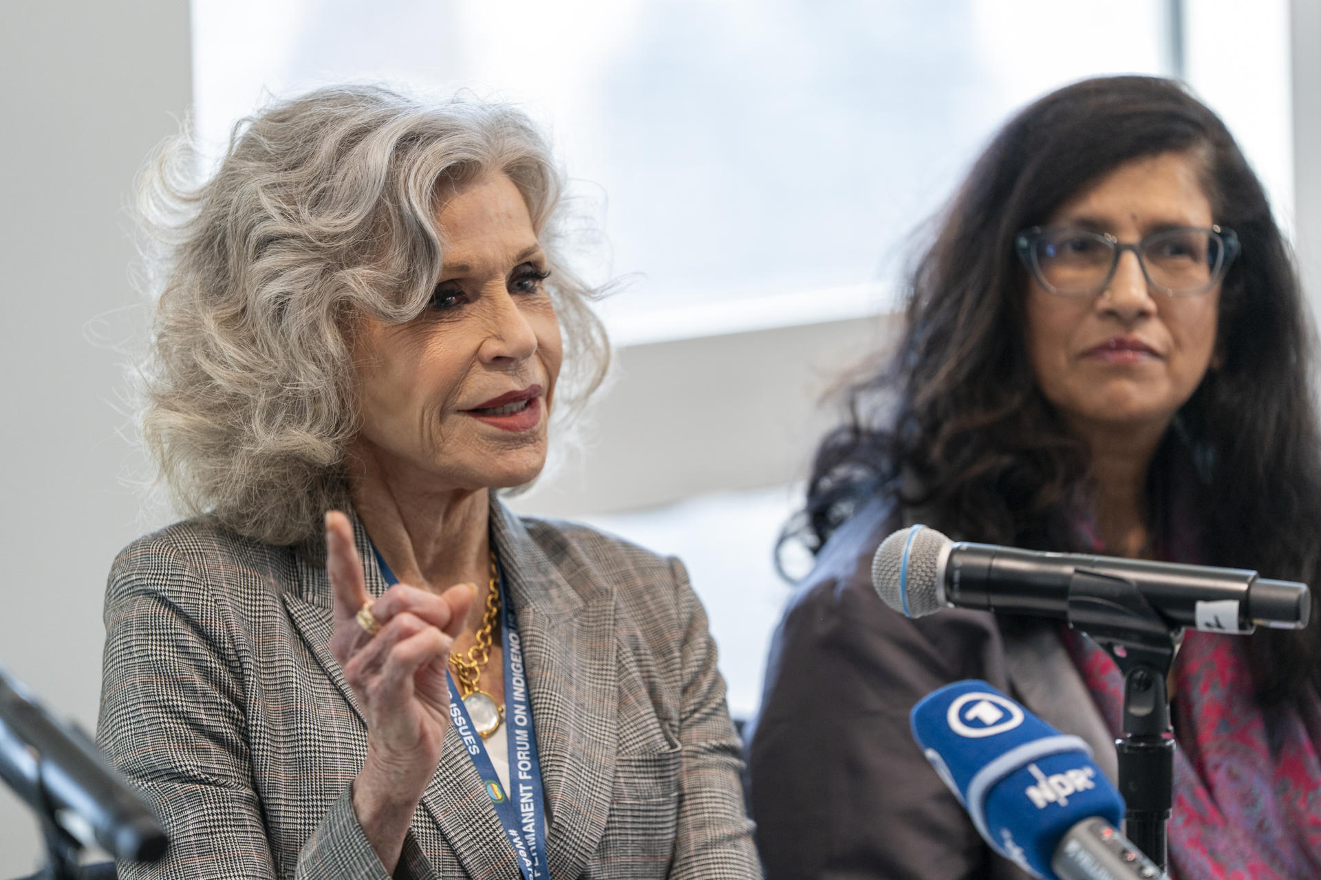 La actriz y activista política estadounidense Jane Fonda (i), durante una rueda de prensa posterior a dar un discurso en contra del uso de los combustibles fósiles, este miércoles, 23 de abril, en Nueva York (NY, EE.UU.). EFE/Ángel Colmenares