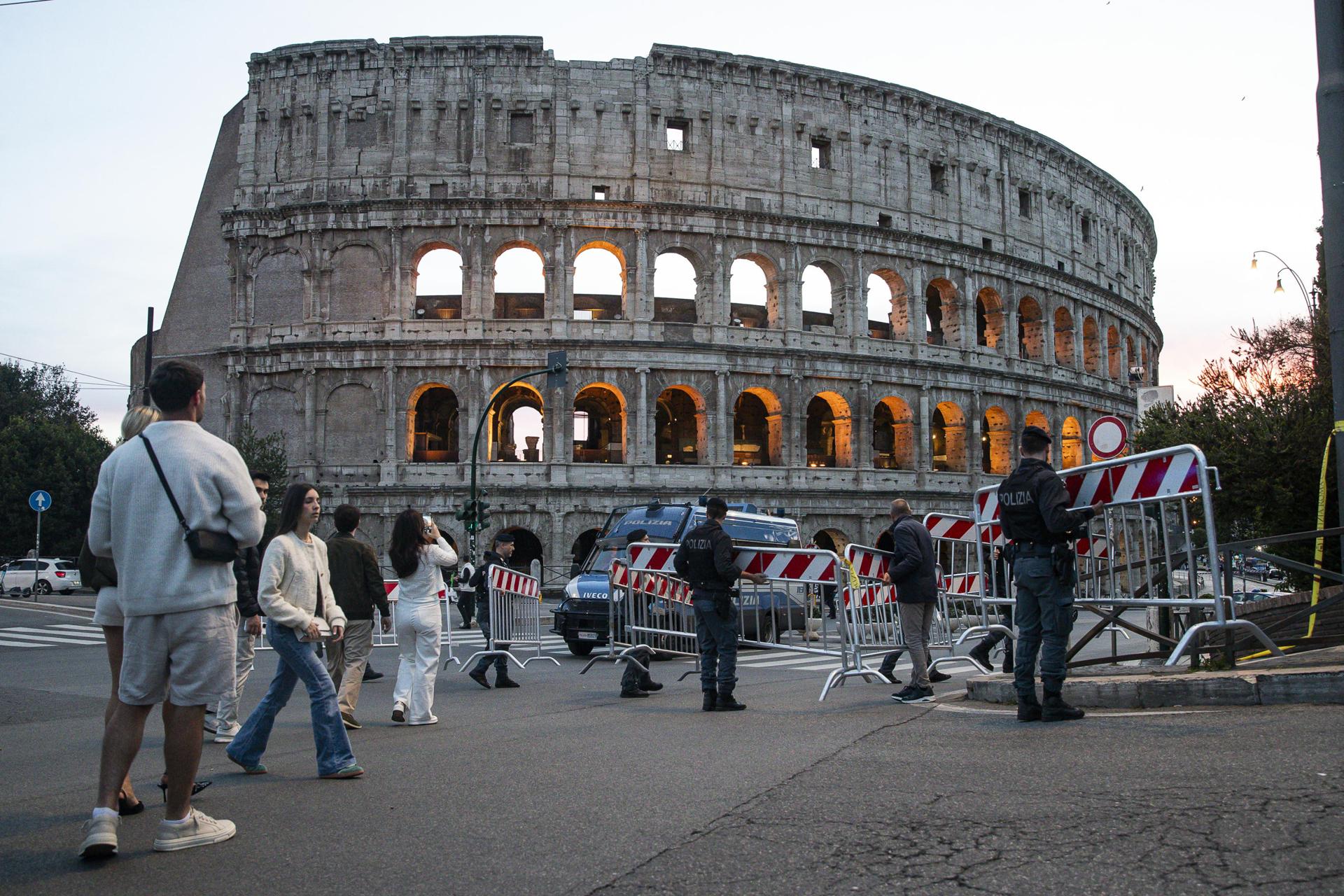 La policía asegura el área del Coliseo, en Roma,  (Italy, Rome) EFE/EPA/ANGELO CARCONI