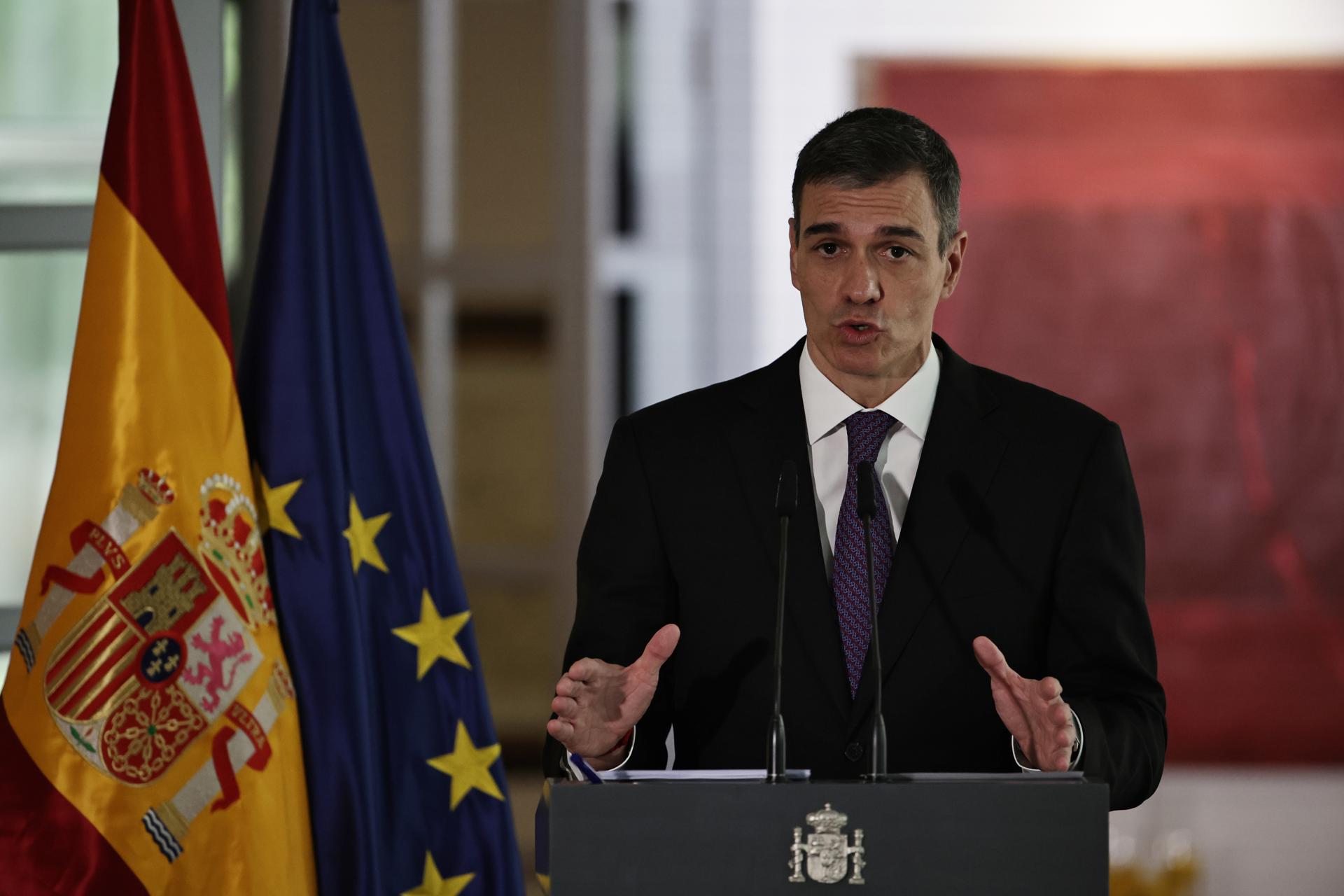 El presidente del Gobierno de España, Pedro Sánchez, habla durante una conferencia de prensa en la Embajada de España en Pekín, el 11 de abril de 2025. EFE/EPA/ANDRÉS MARTÍNEZ CASARES