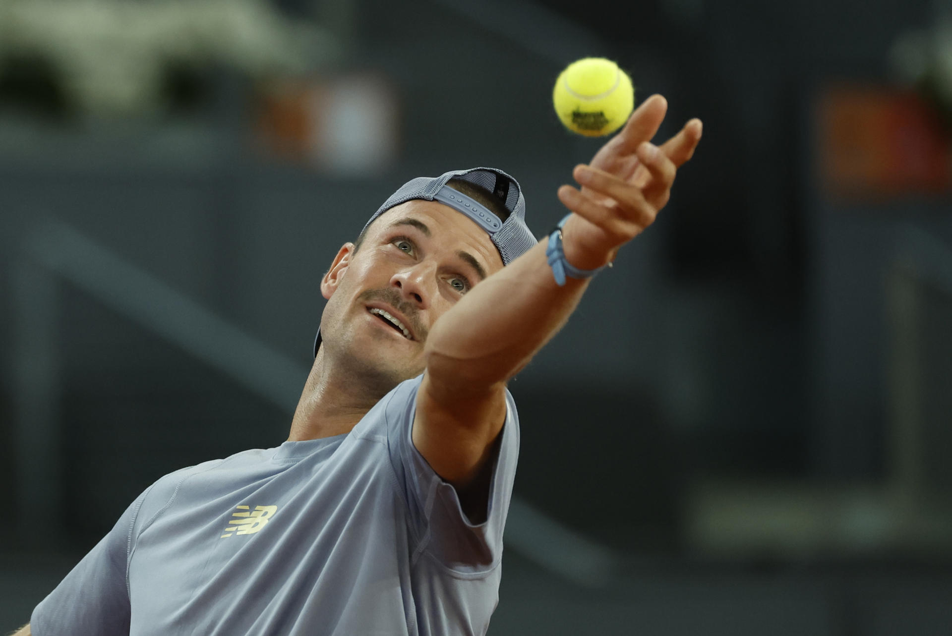 El tenista estadounidense Tommy Paul en acción ante el Brasileño Joao Fonseca en su partido individual masculino de segunda ronda del Masters 1000 de Madrid, este sábado en la Caja Mágica en la capital de España. EFE/Juanjo Martín