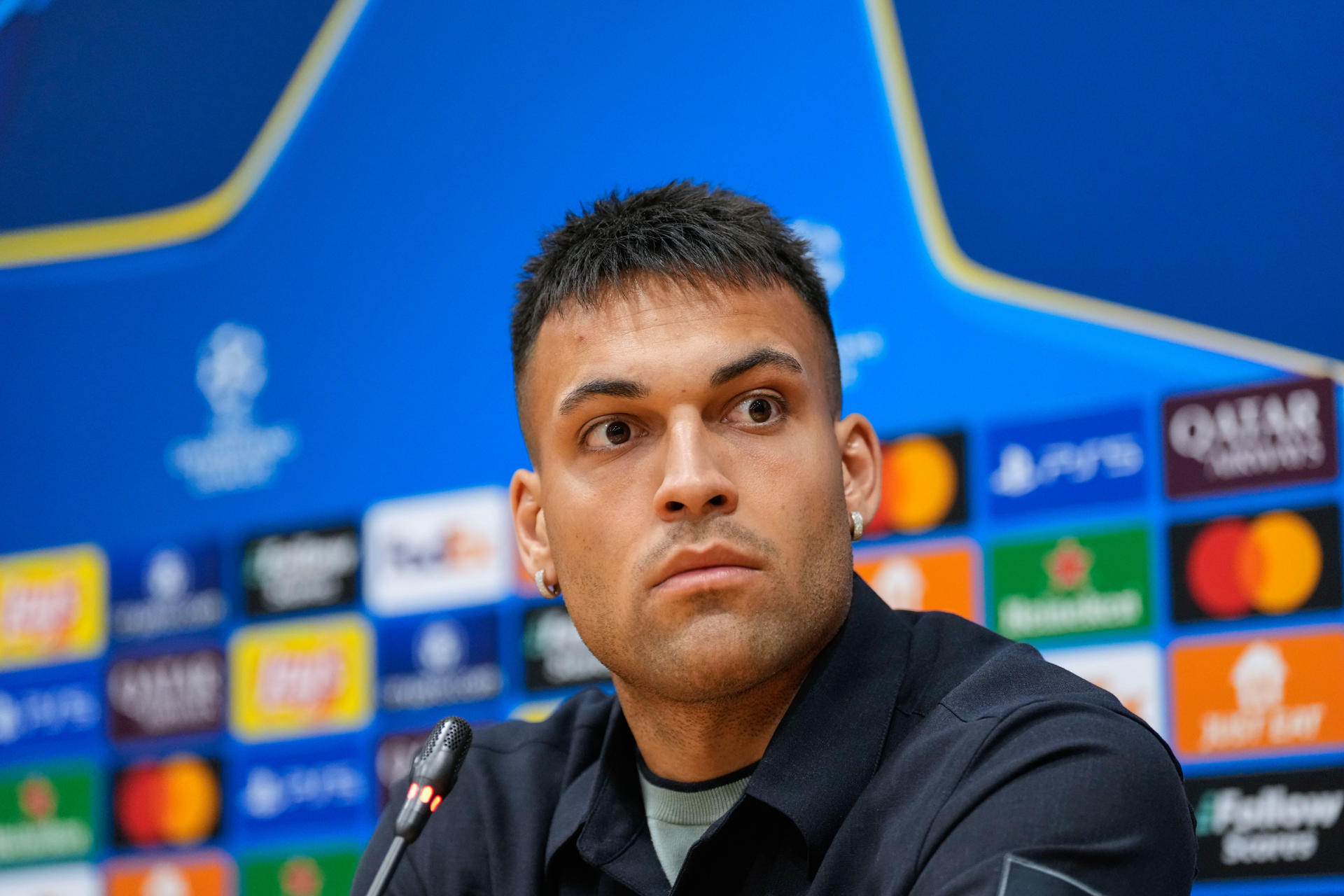 El delantero del Inter Lautaro Martínez, durante la rueda de prensa ofrecida este martes en el estadio olímpico Lluis Companys, en Barcelona, previo al partido de ida de las semifinales de la Liga de Campeones que disputarán mañana FC Barcelona e Inter de Milán. EFE/Alejandro García