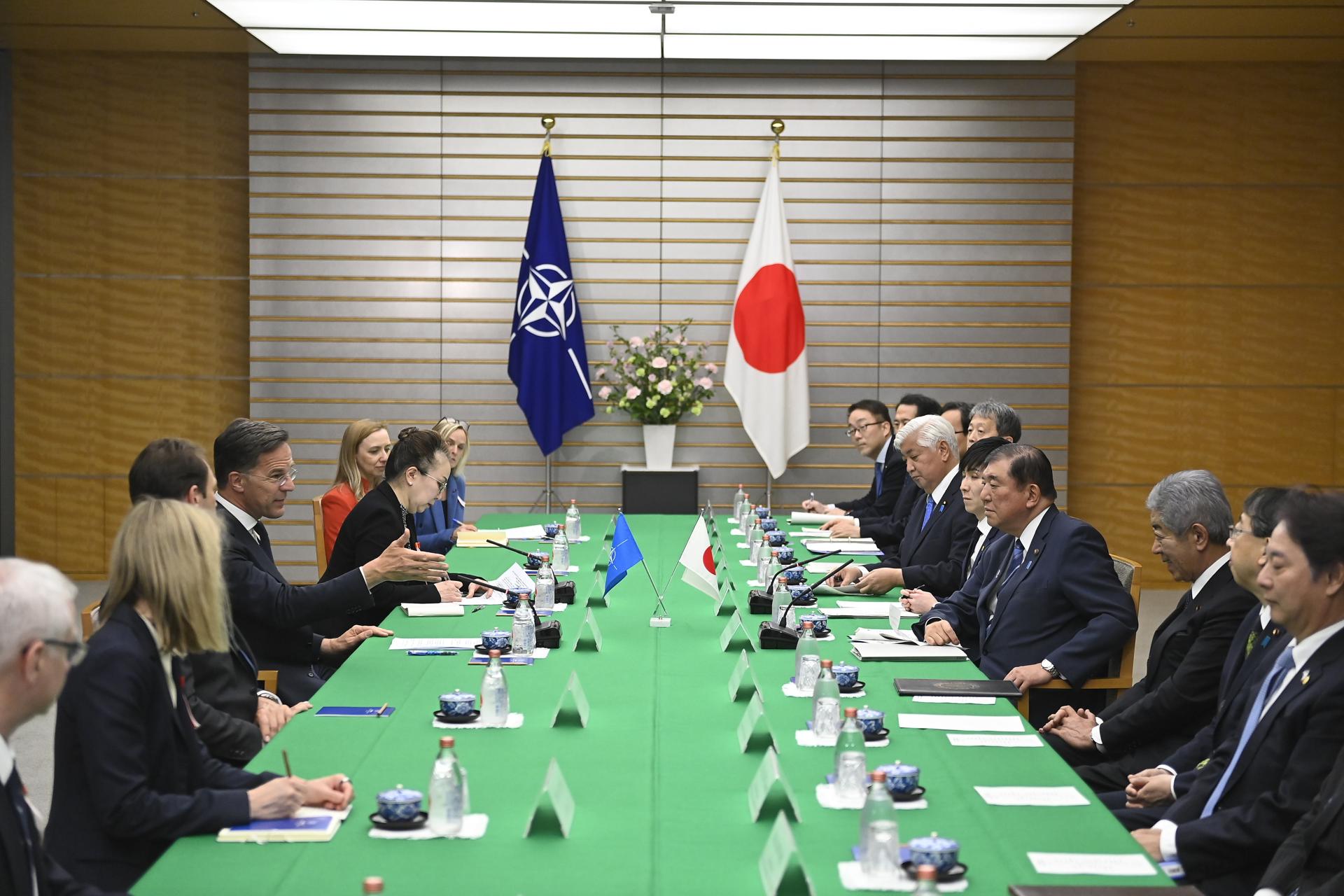 El primer ministro de Japón, Shigeru Ishiba, y el secretario general de la OTAN, Mark Rutte, acordaron este miércoles estrechar la colaboración entre sus respectivas industrias de defensa, ante los desafíos comunes que ven en China y Rusia.EFE/EPA/DAVID MAREUIL / POOL