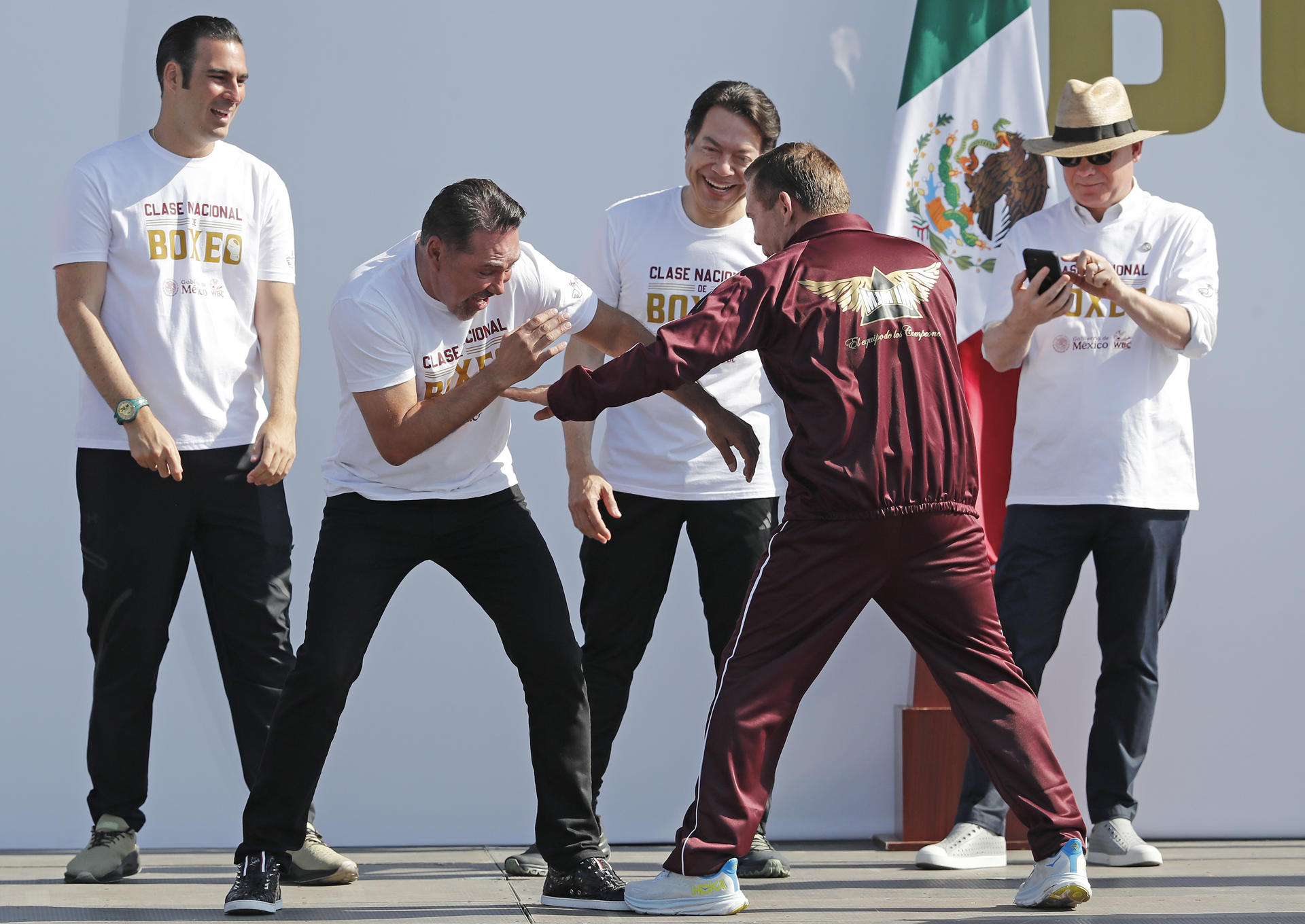 Los ex boxeadores Óscar de la Hoya (i), y Julio César Chávez (d), participan en el arranque masivo de una Clase Nacional de Boxeo 2025, impartida este domingo en la plancha del Zócalo, de la Ciudad de México (México). EFE/Mario Guzmán