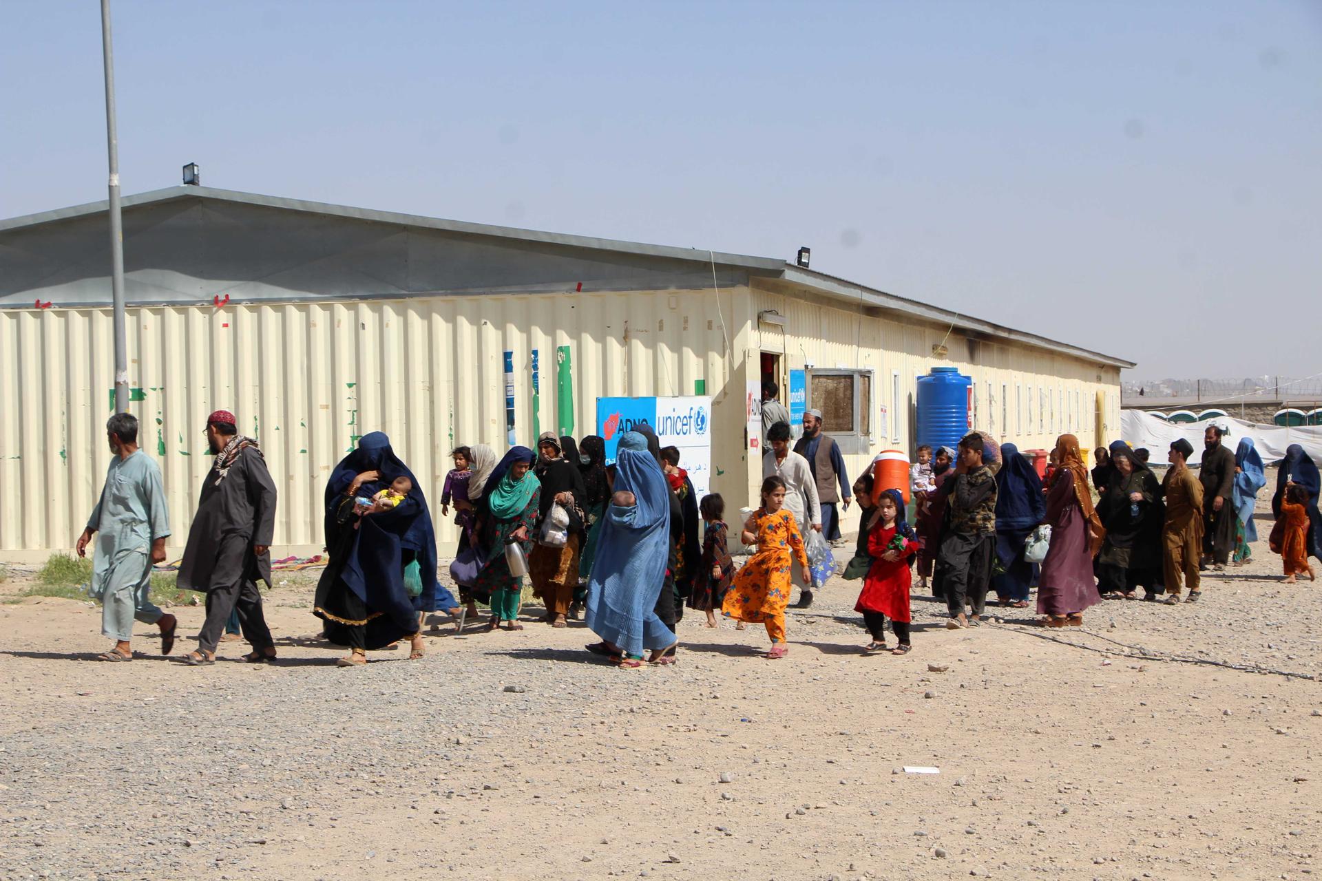 Migrantes afganos en un campamento en Spin Boldak, Kandahar (Afganistán), tras regresar de Pakistán, el 19 de abril de 2025. EFE/EPA/QUDRATULLAH RAZWAN